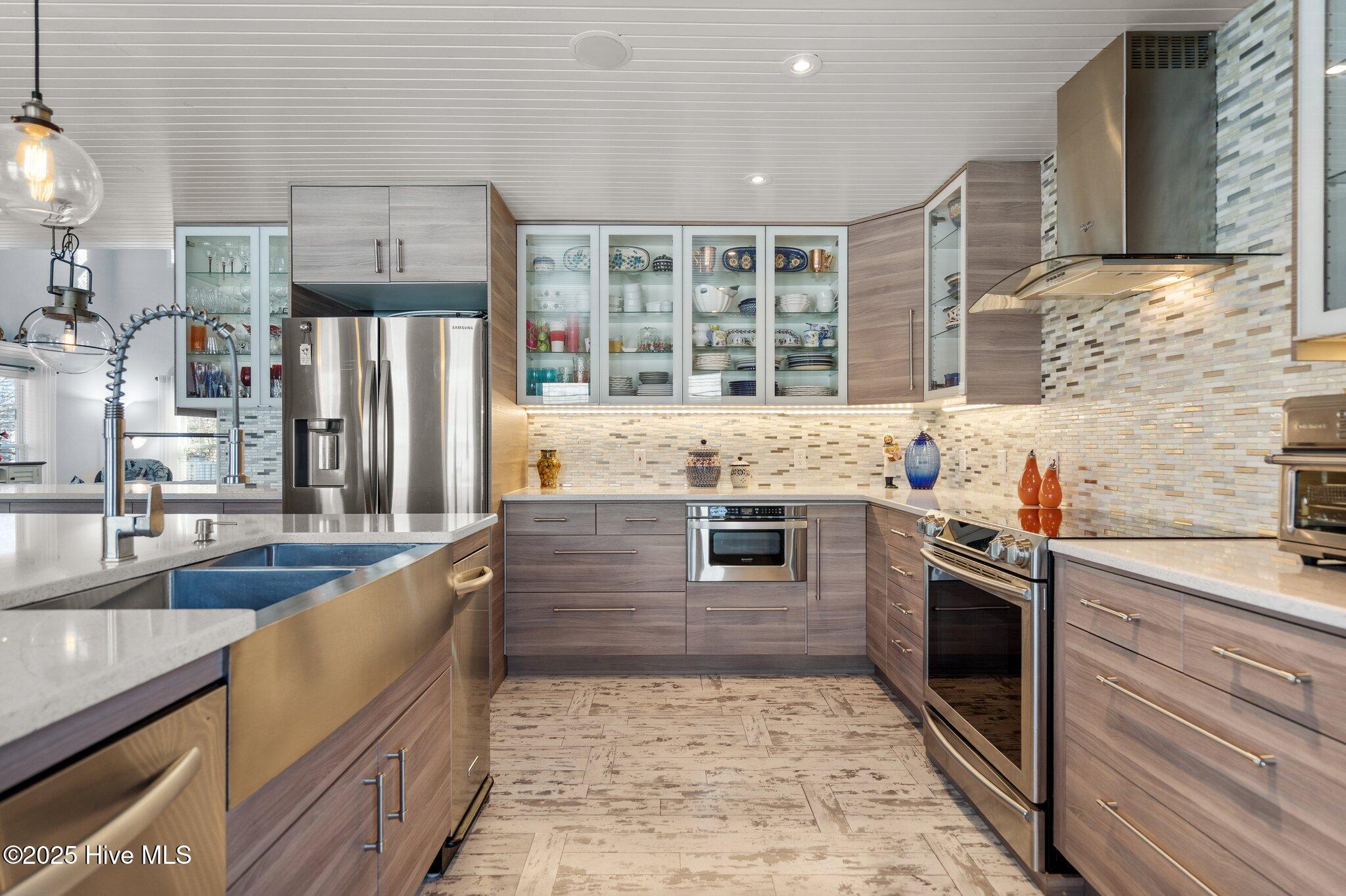 927 Coast Walk Lane