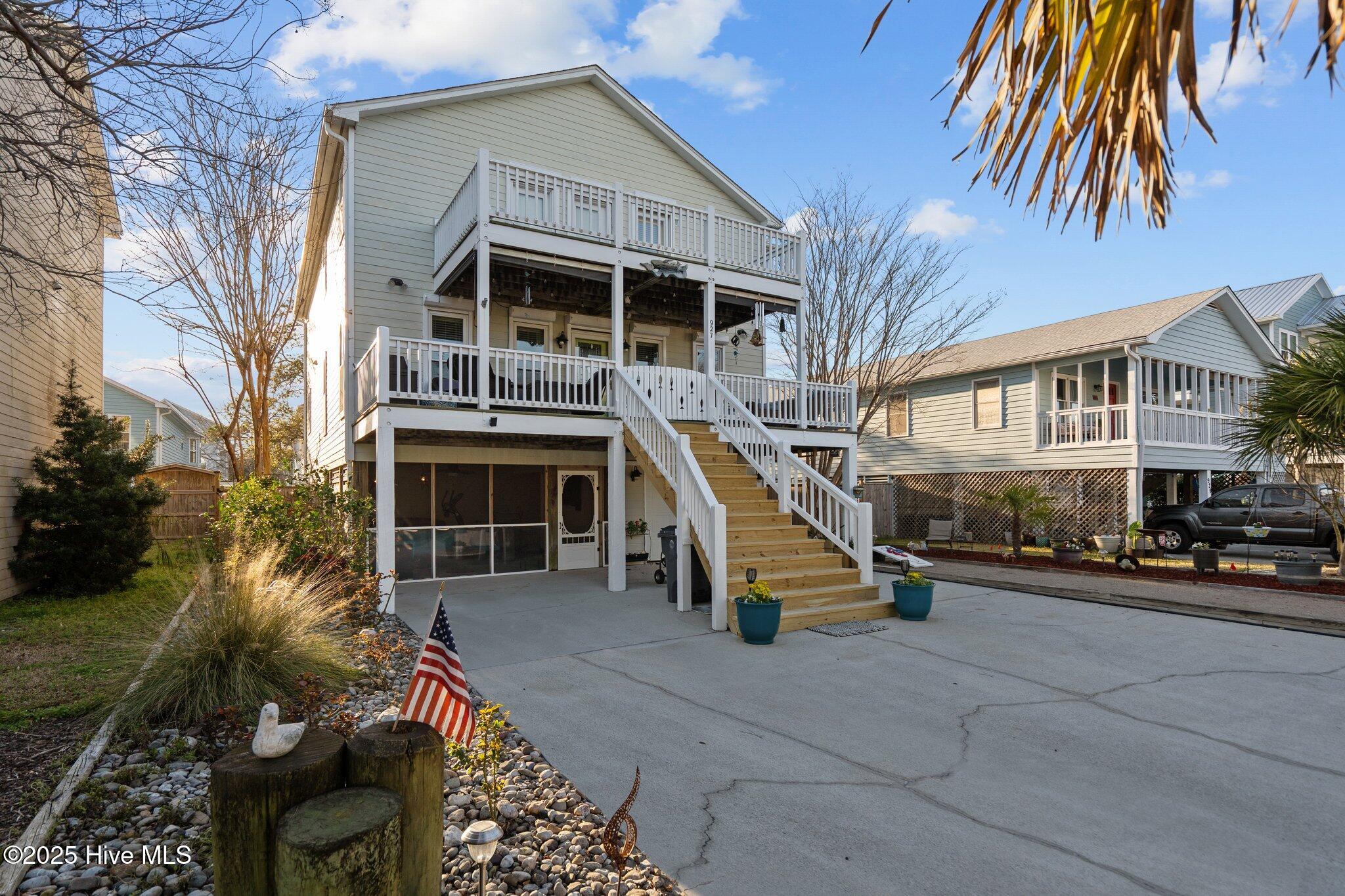 927 Coast Walk Lane