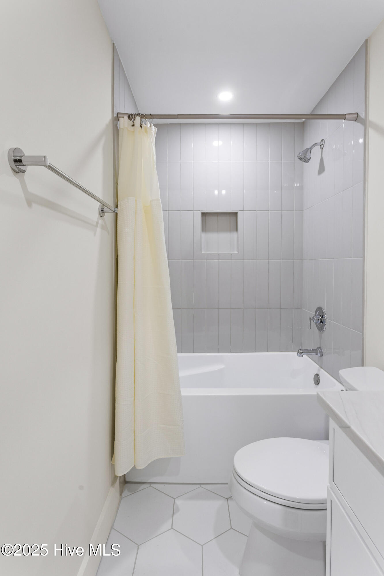 1800 Canal Drive, 107