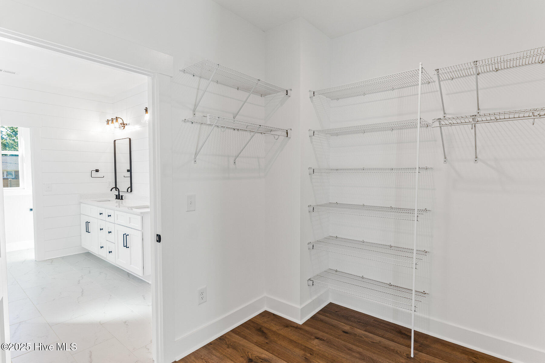 404 E Blackbeard Road