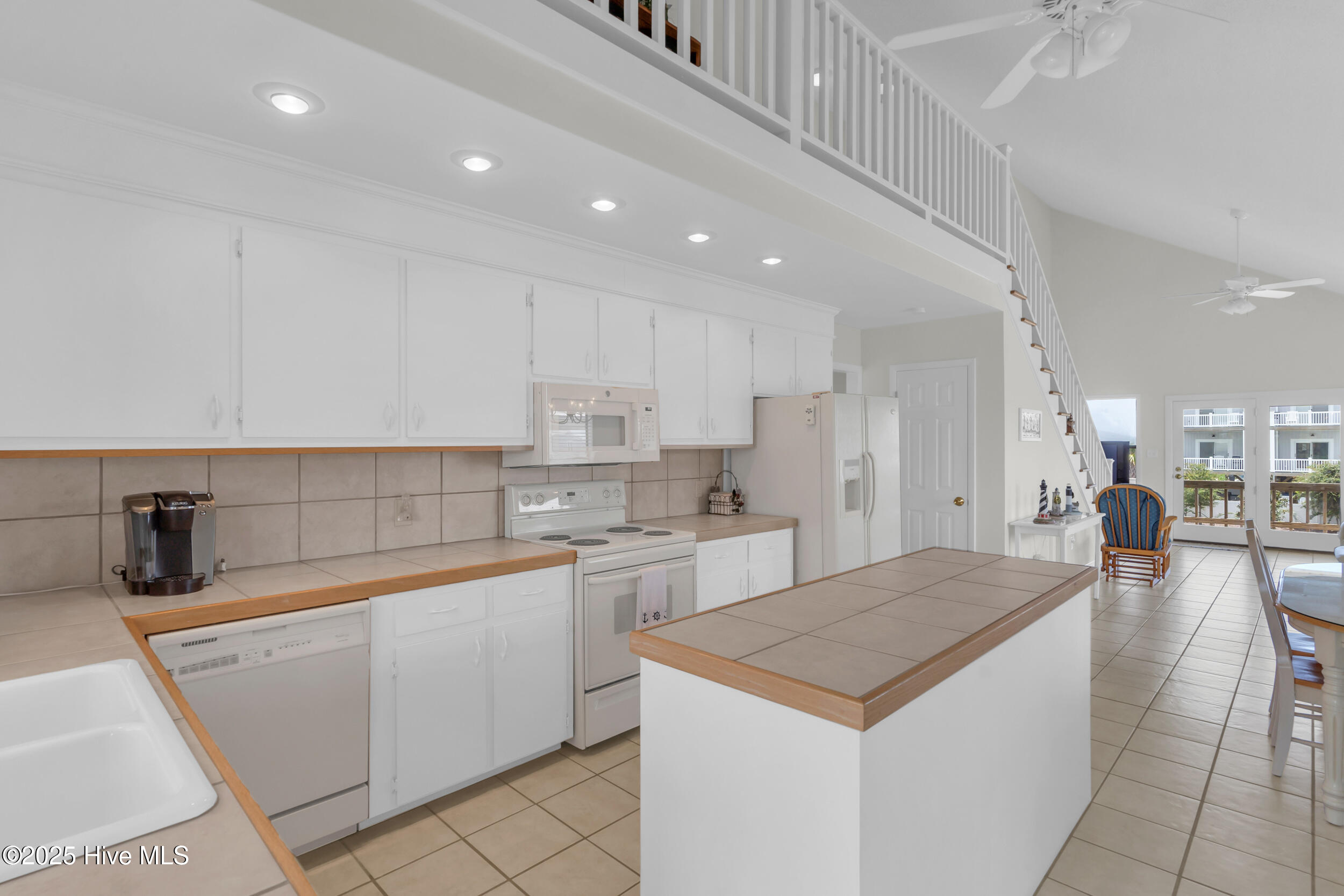 2523 W Dolphin Drive