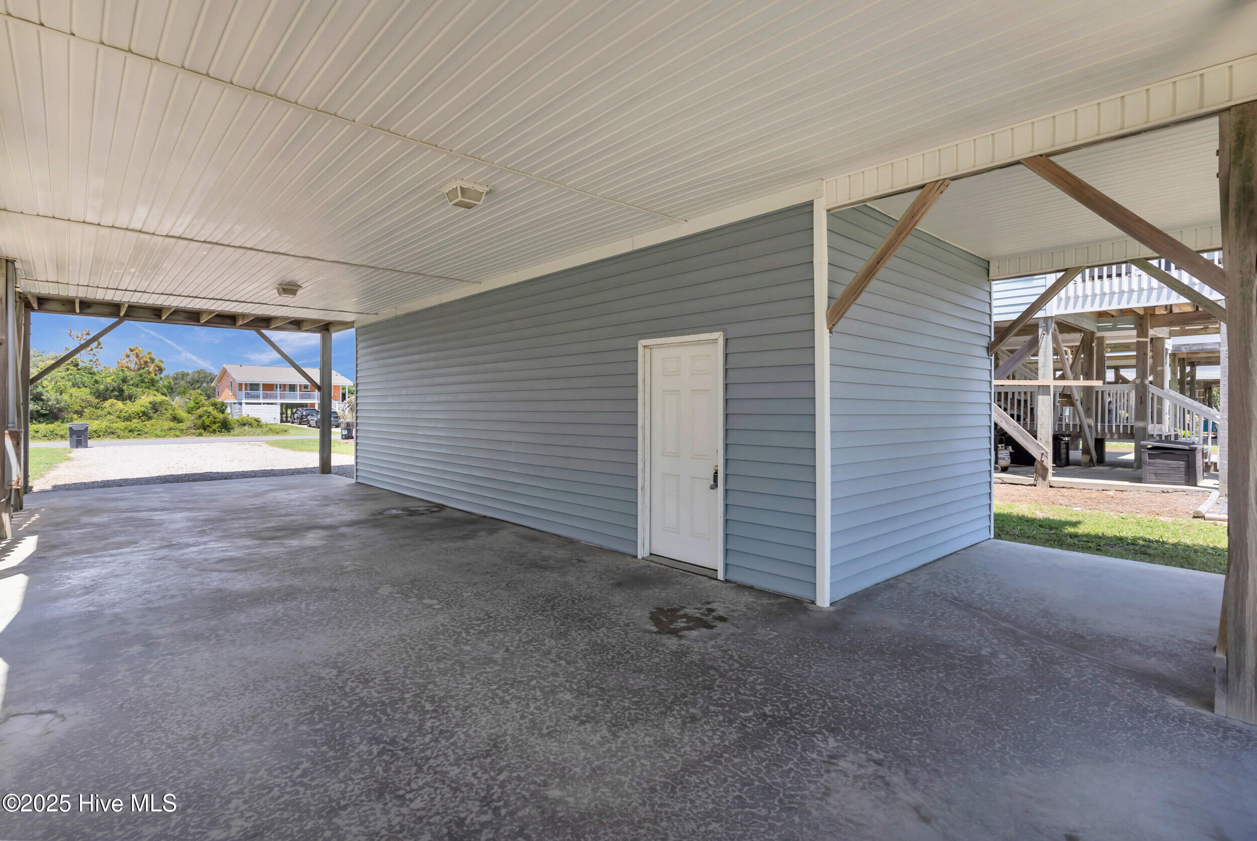 2523 W Dolphin Drive