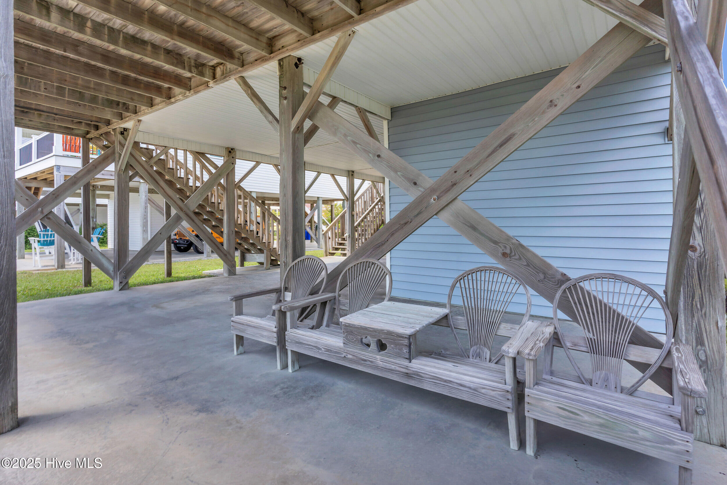 2523 W Dolphin Drive