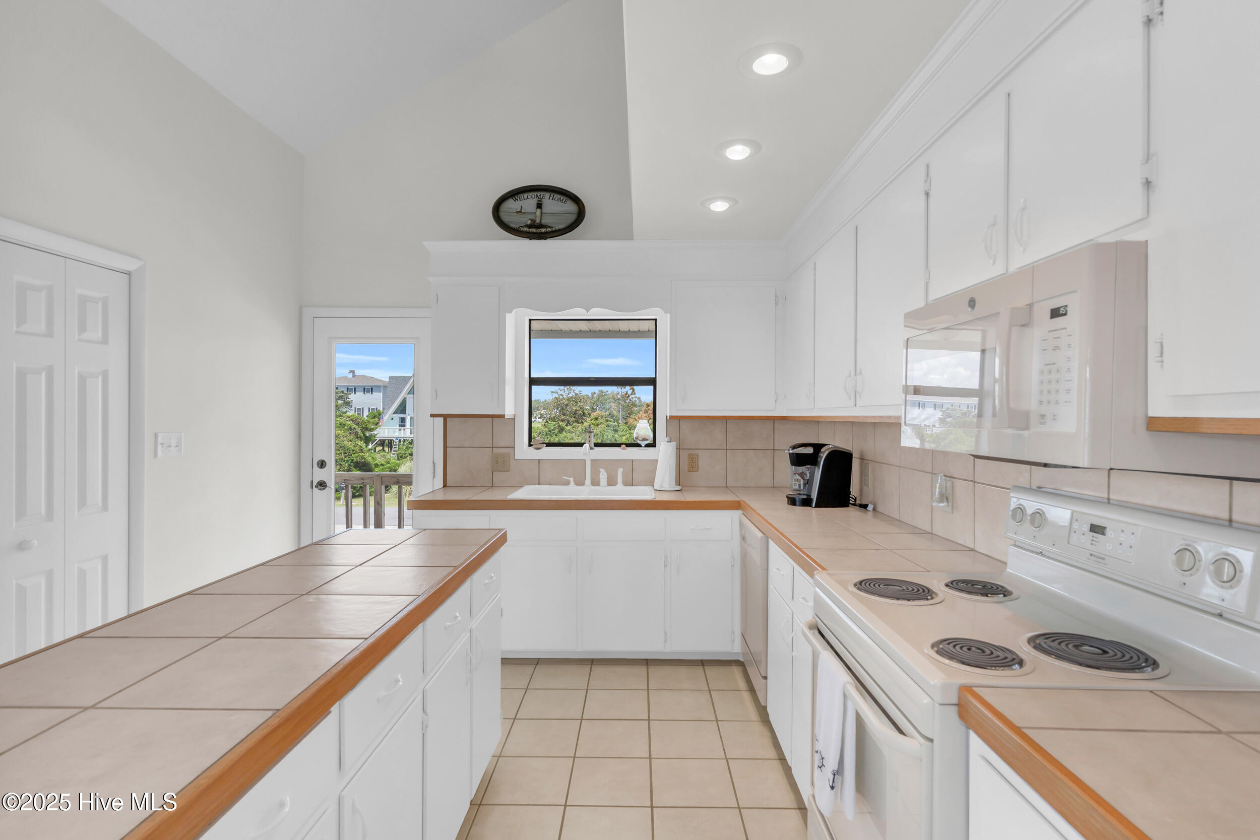 2523 W Dolphin Drive