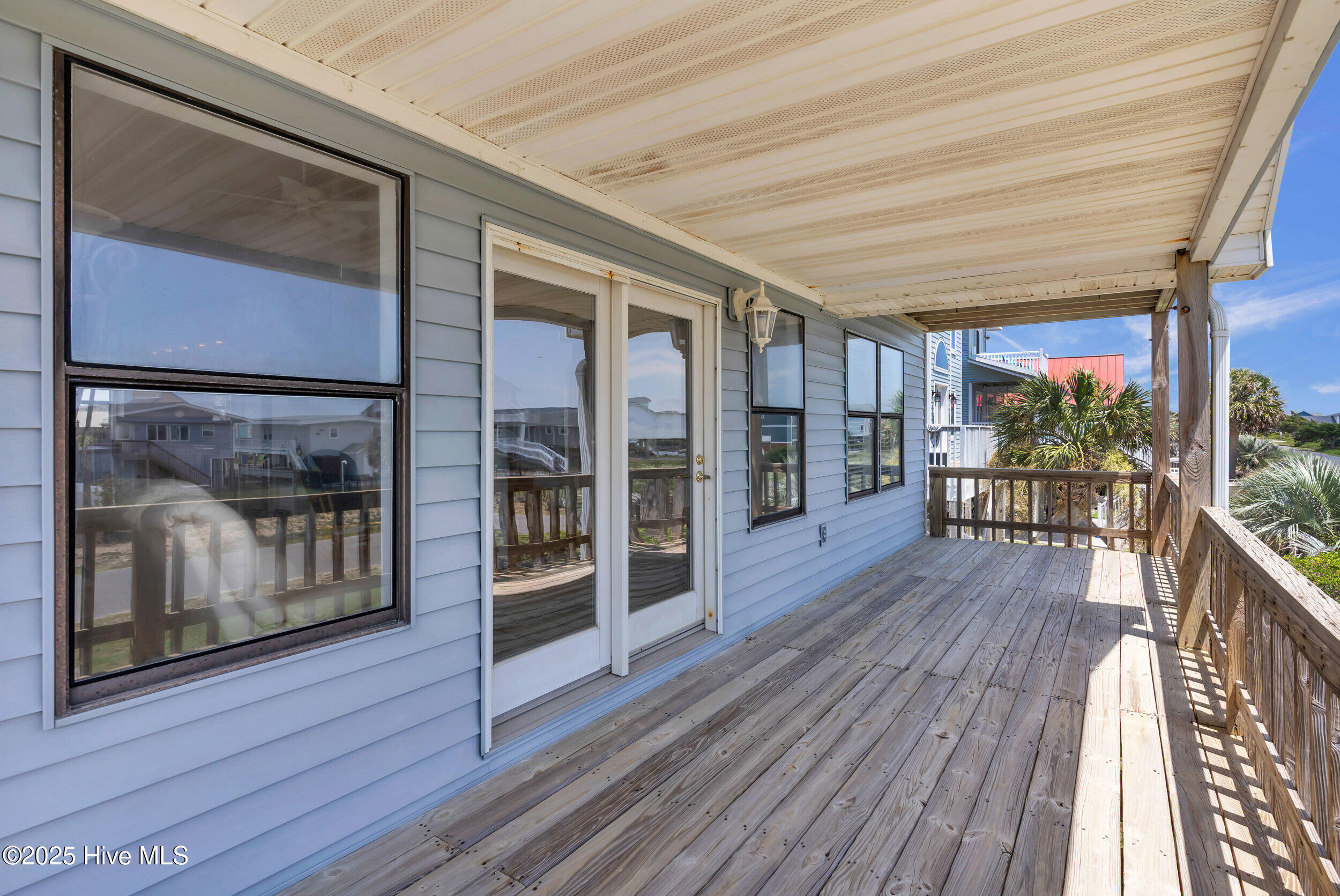 2523 W Dolphin Drive