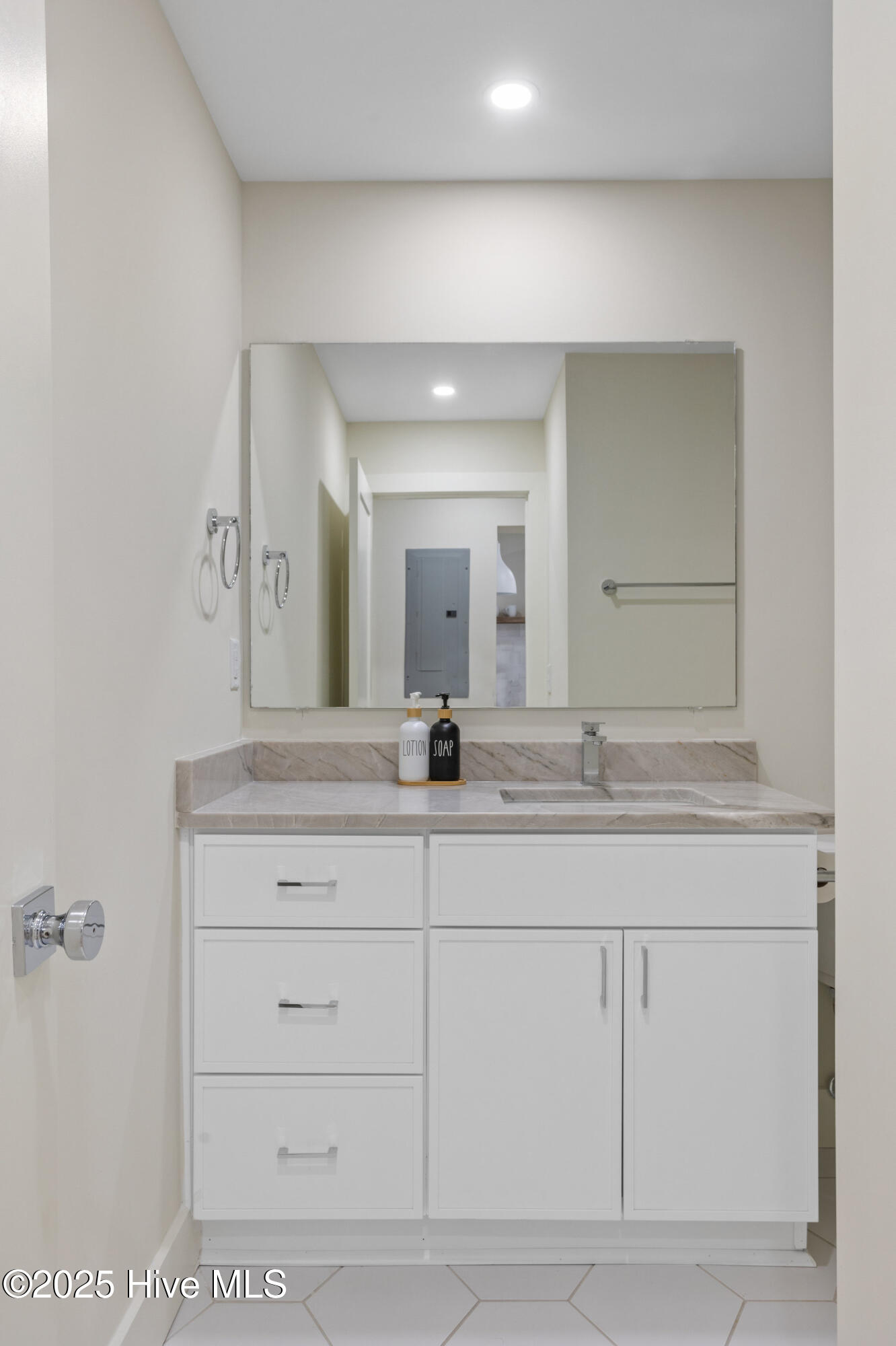 1800 Canal Drive, 111