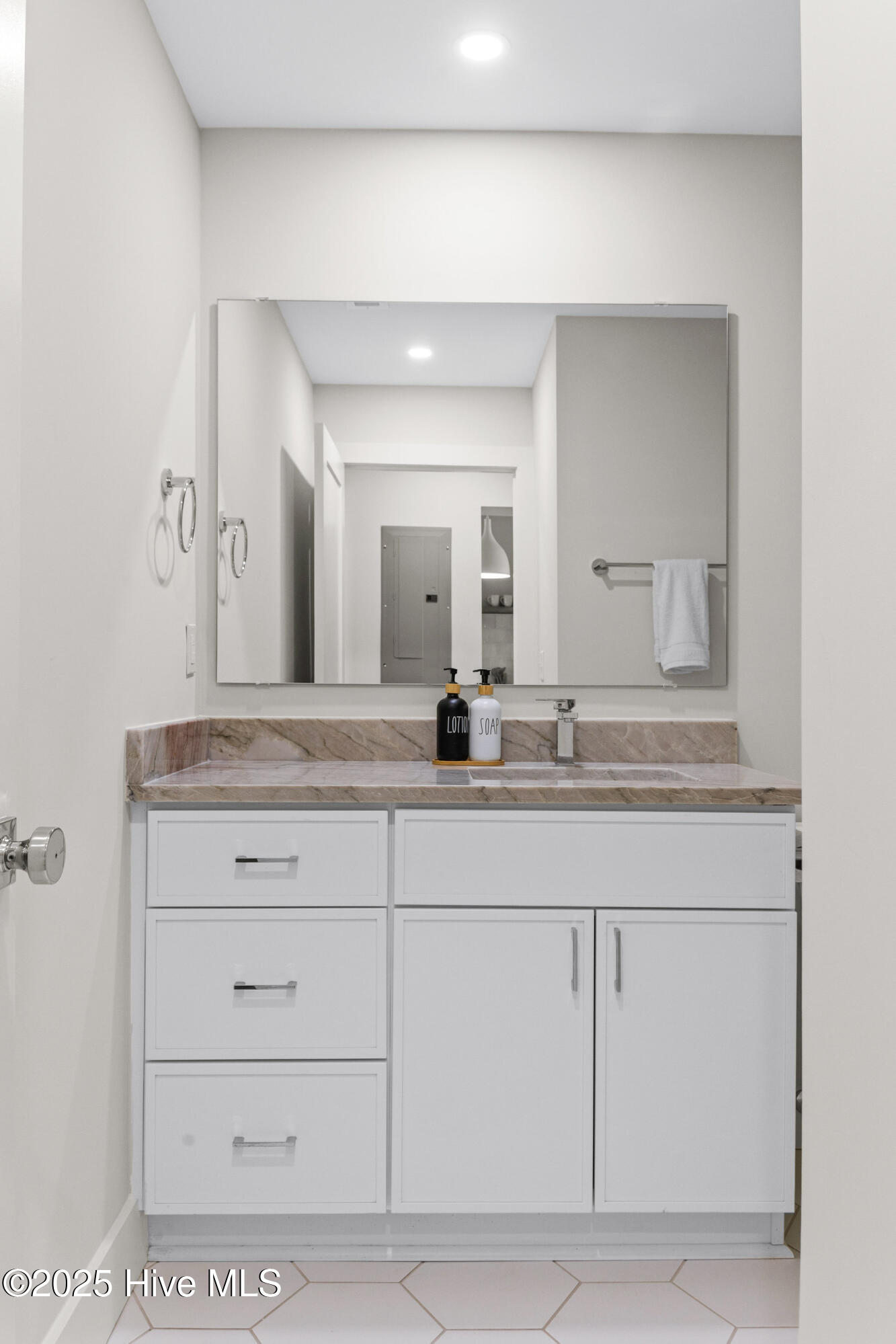 1800 Canal Drive, 211