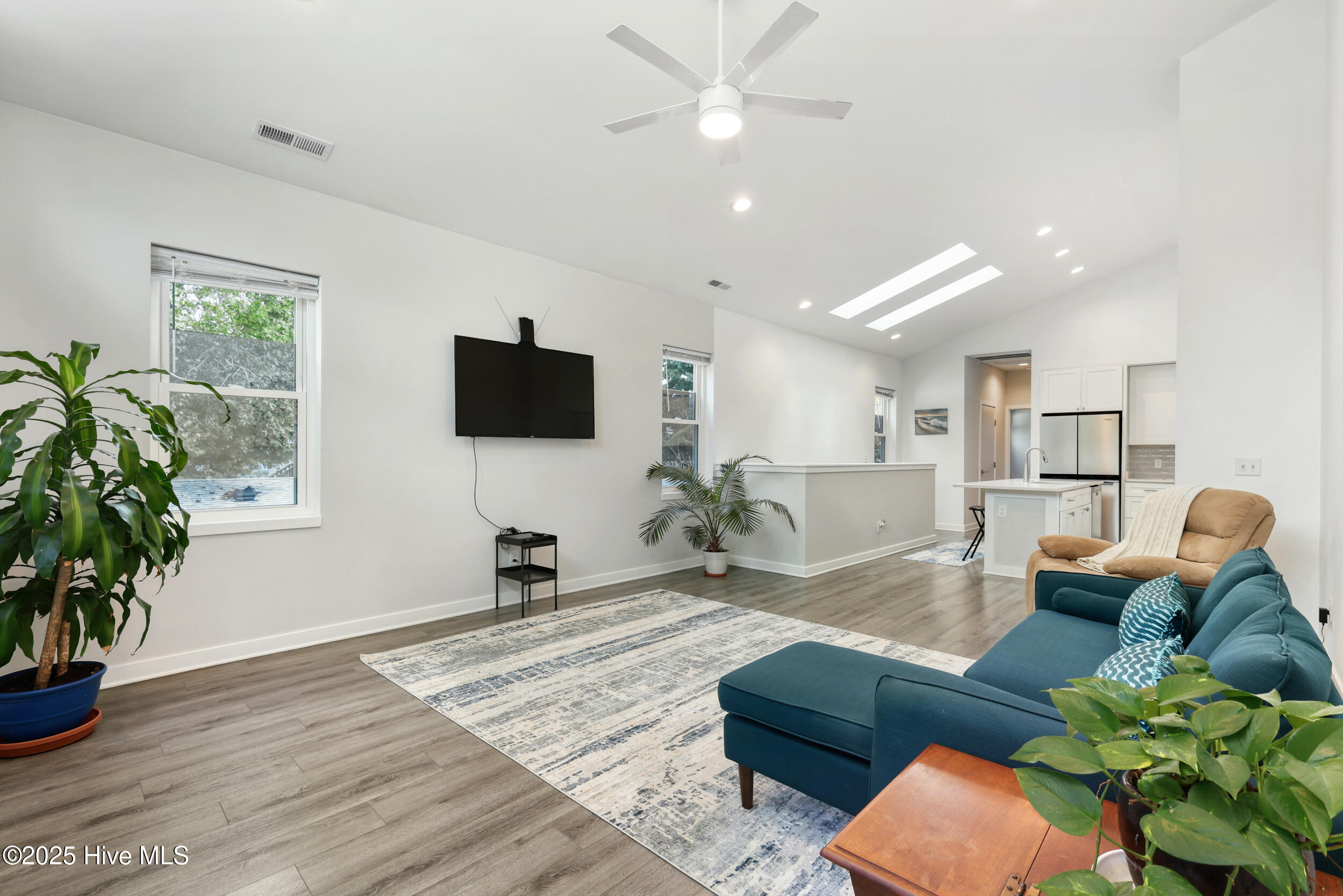 617 Sumter Avenue, 1