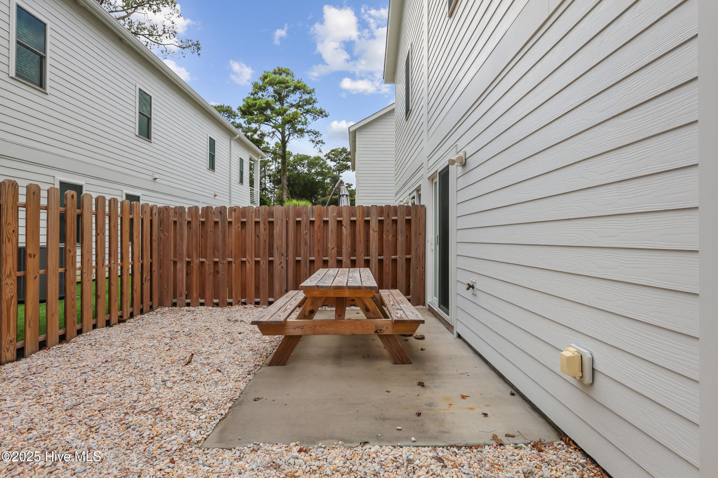 617 Sumter Avenue, 1