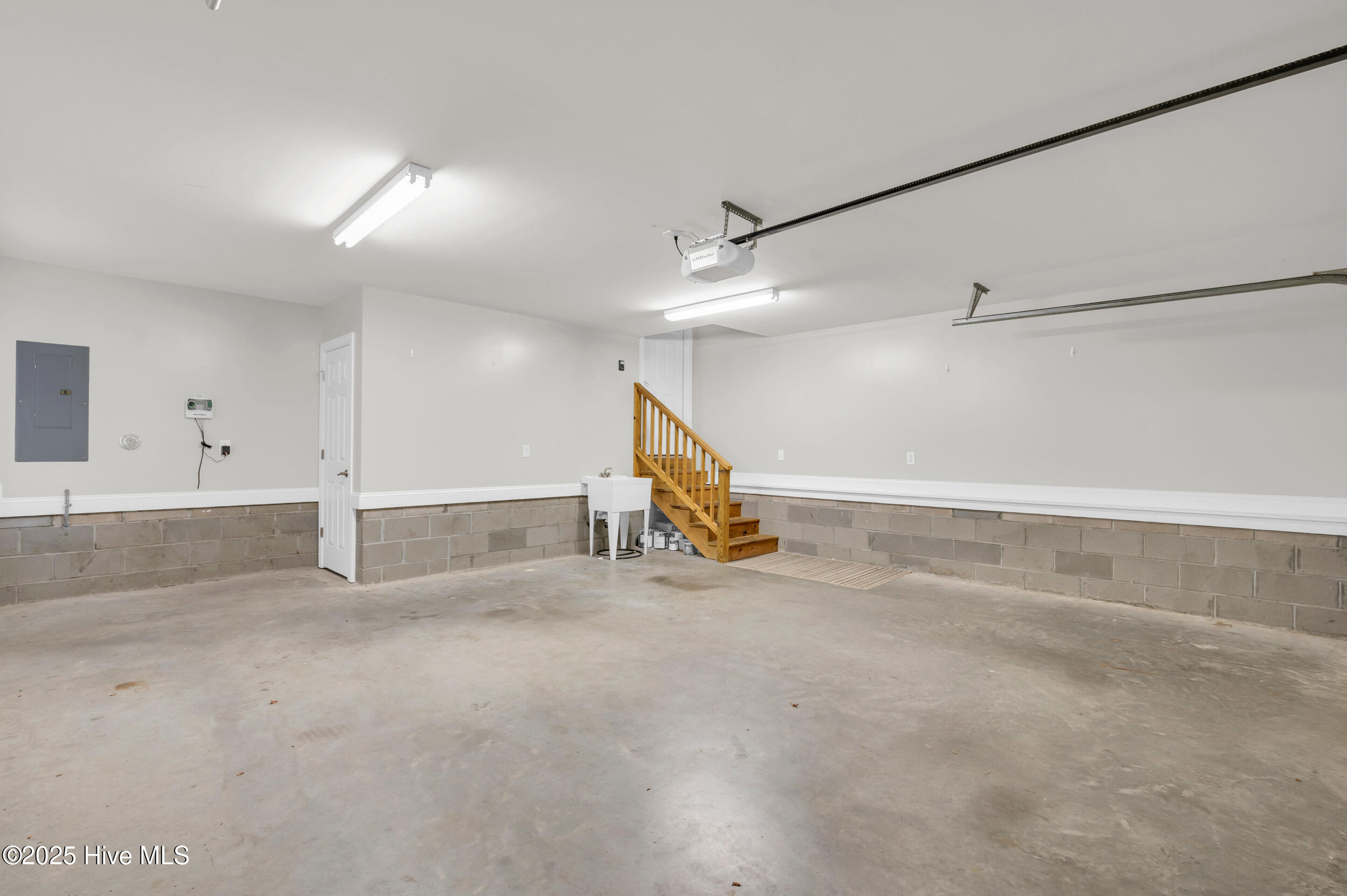 6105 Northshore Drive