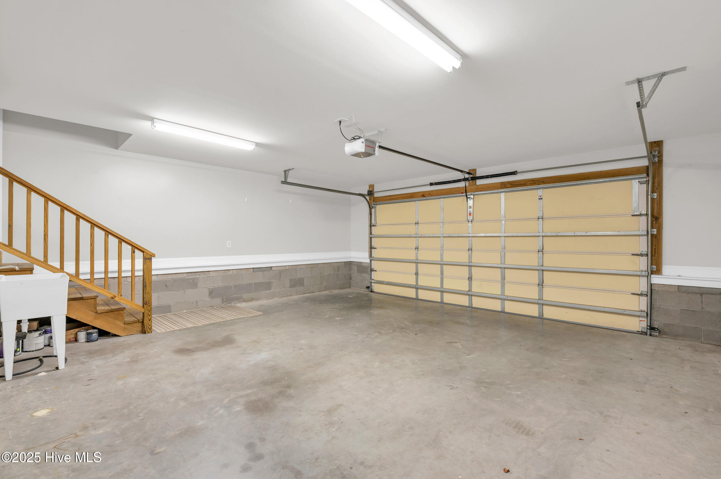 6105 Northshore Drive