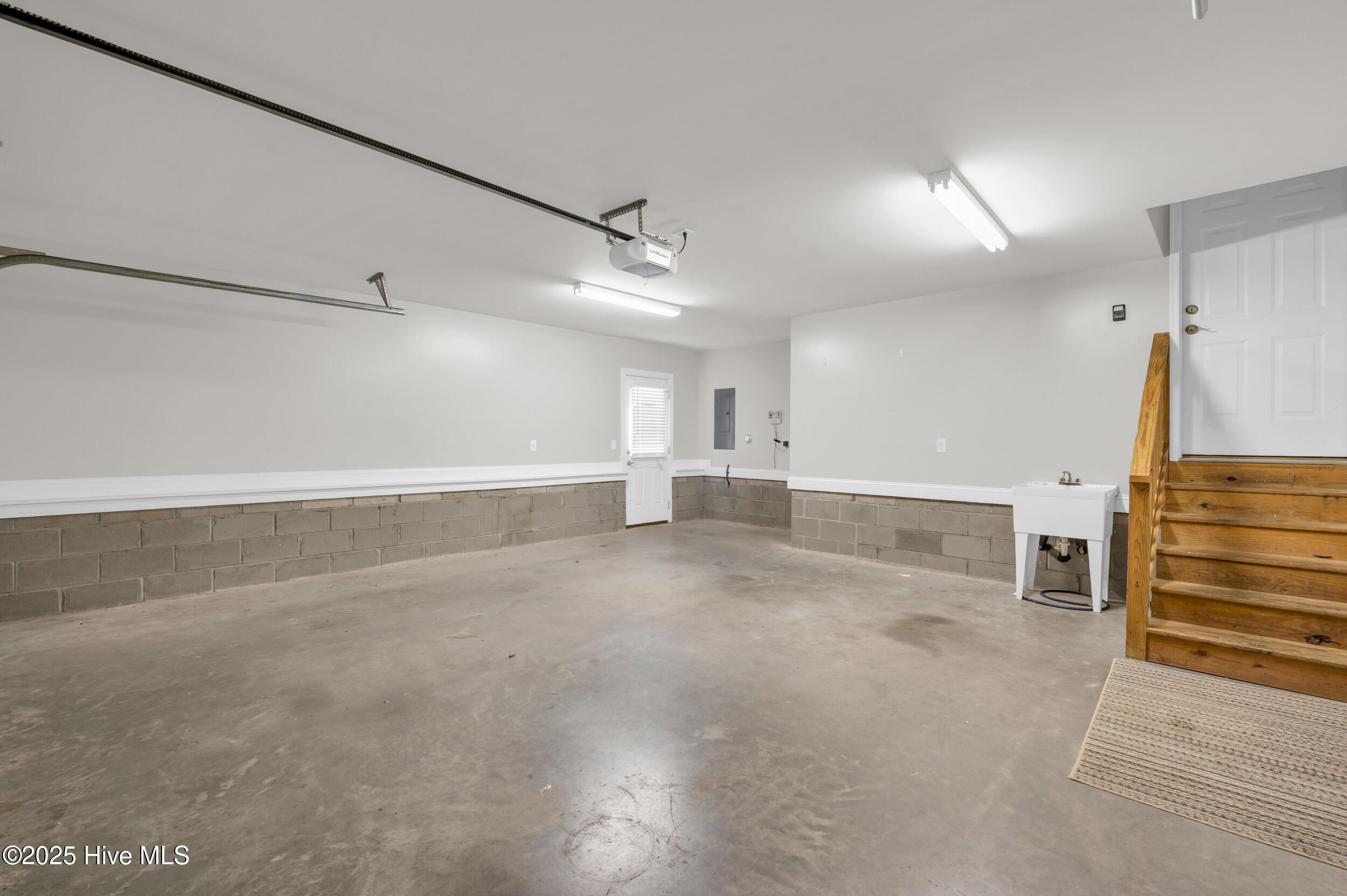 6105 Northshore Drive