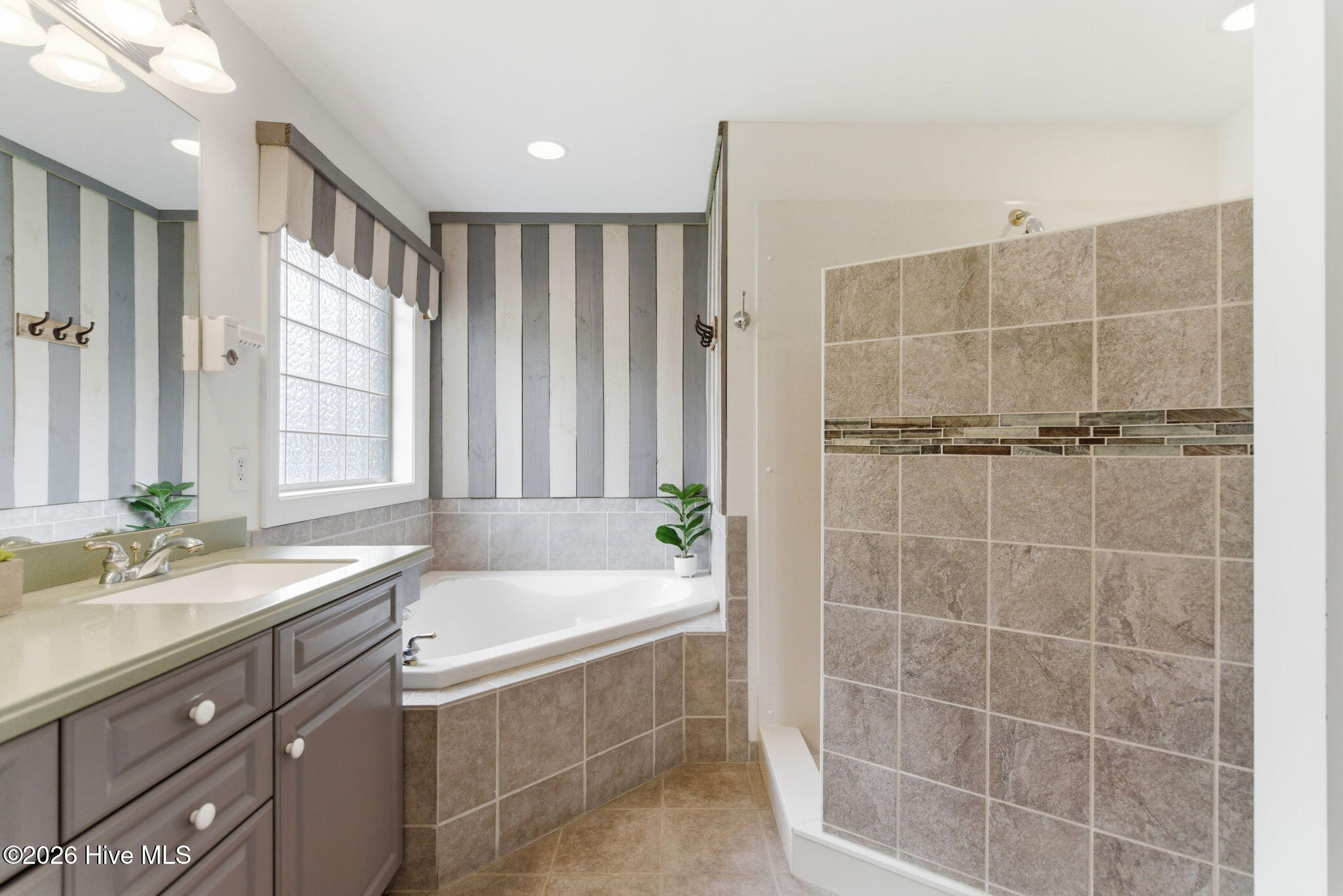 6122 Northshore Drive