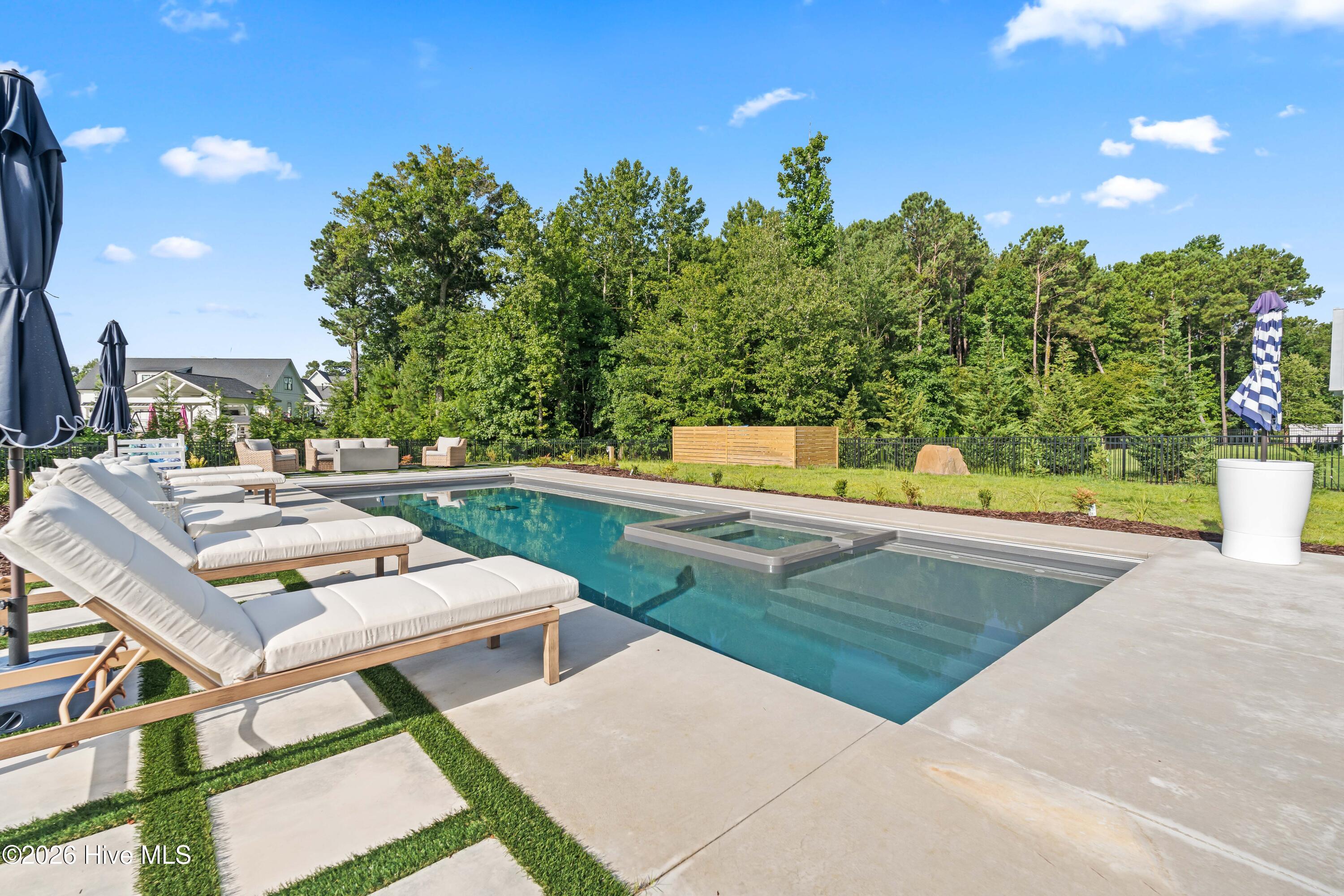 125 W Colonnade Drive