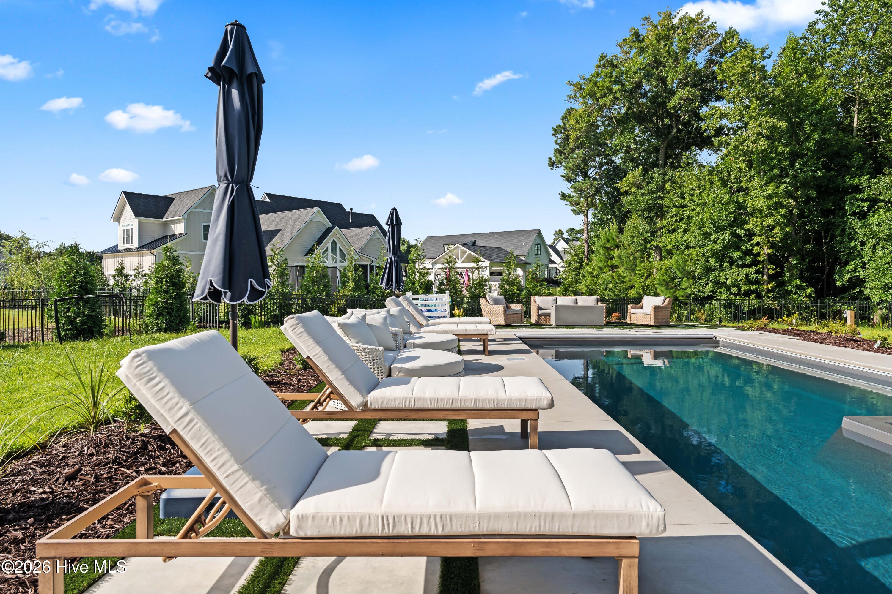 125 W Colonnade Drive