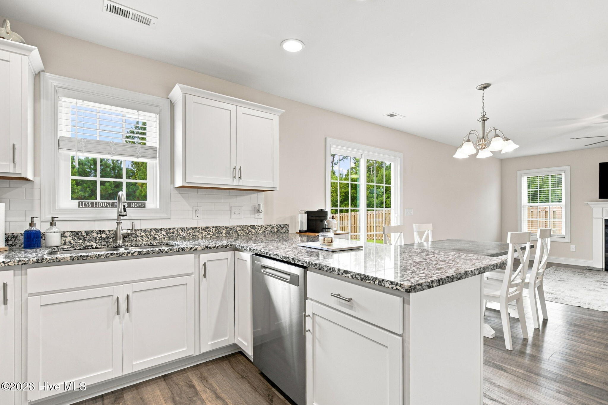 273 W Broughton Lane