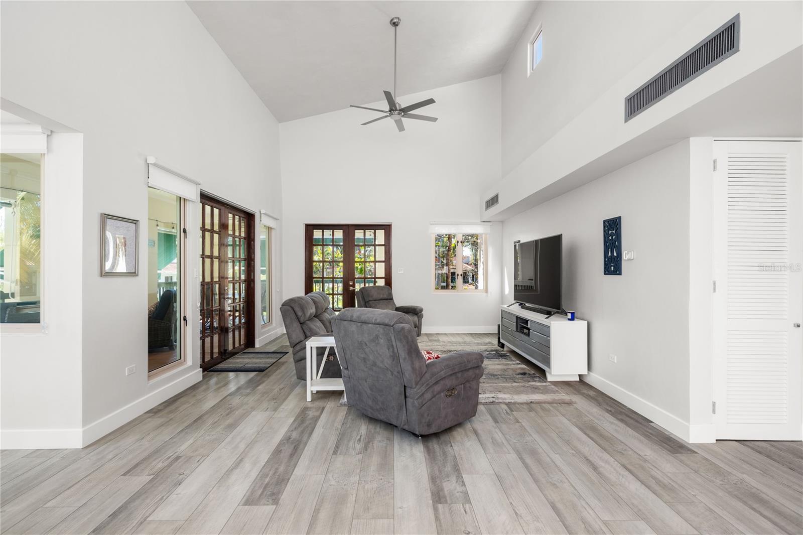 AB-4 LAKESIDE VILLAS