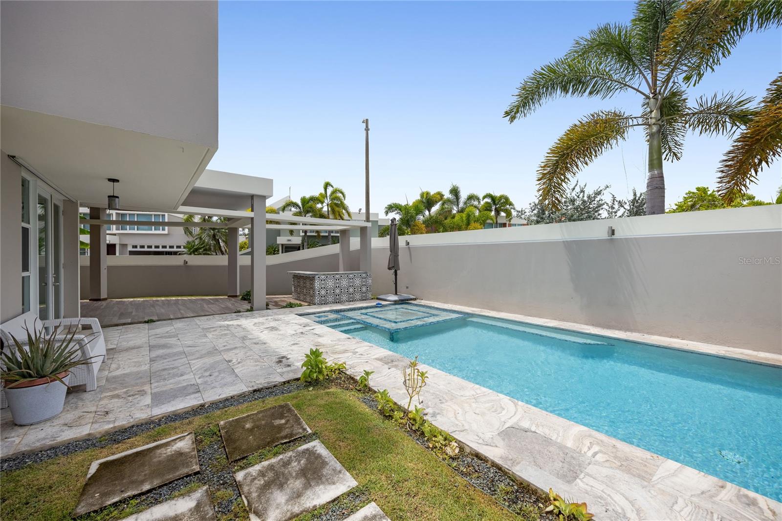 P-25 DELFIN STREET