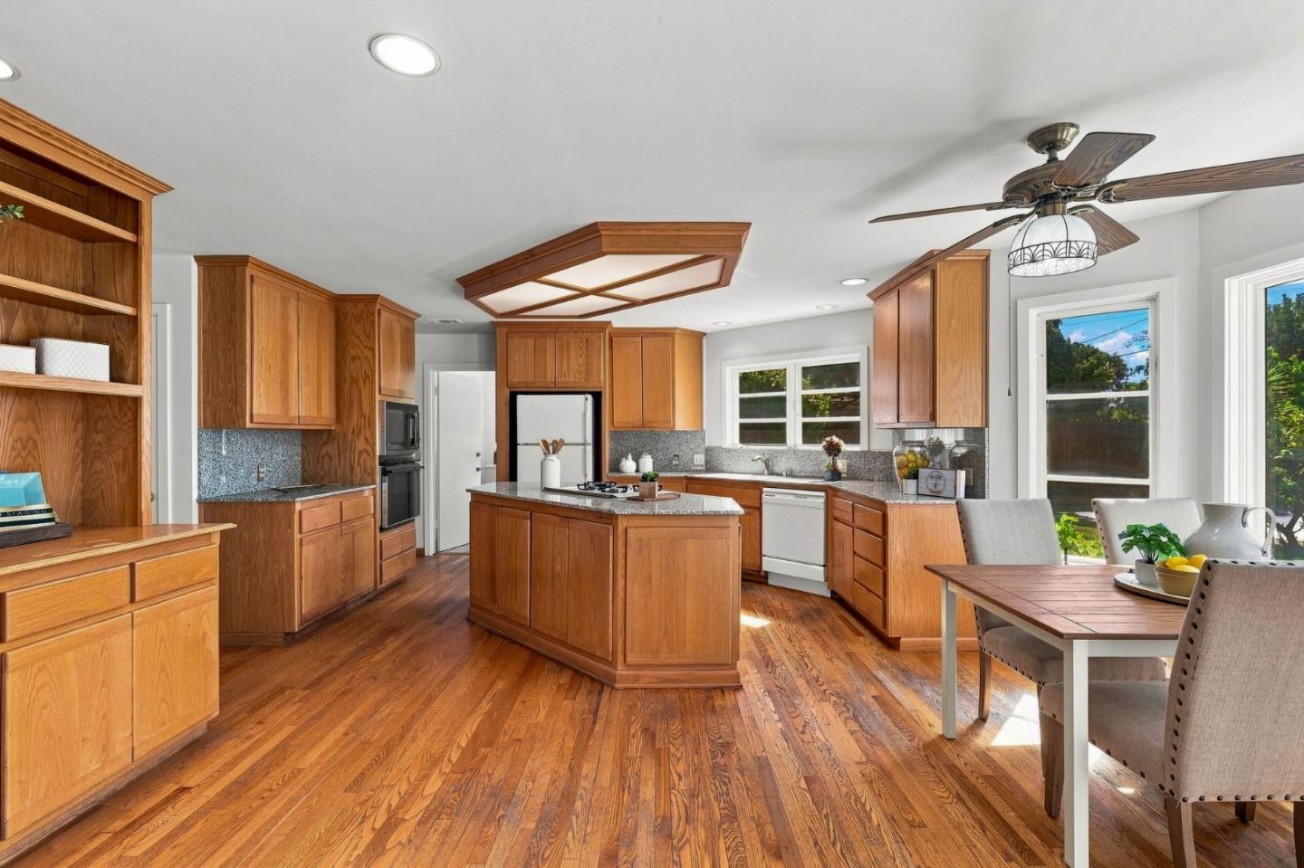 1140 Janis WAY