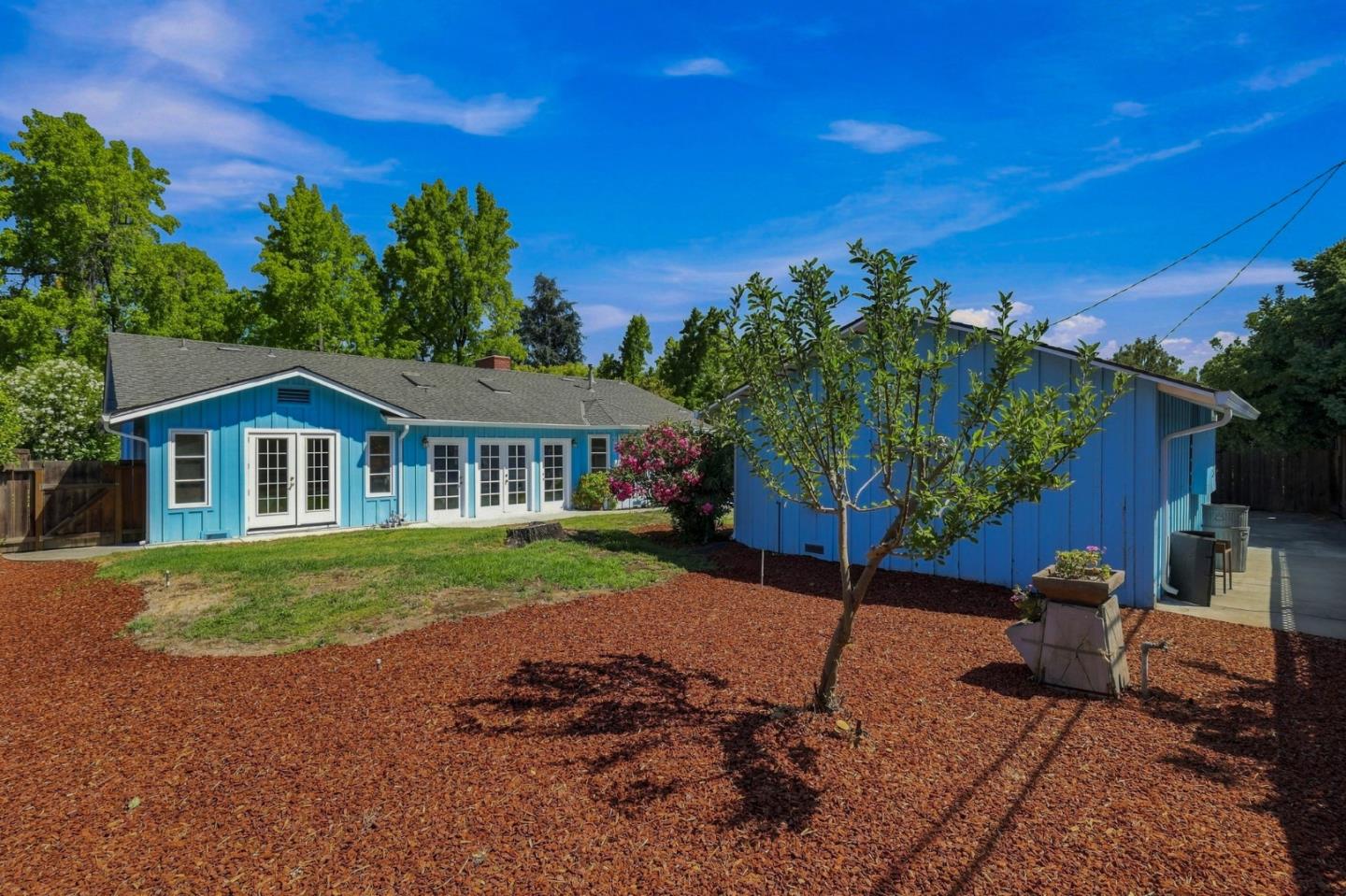 1140 Janis WAY