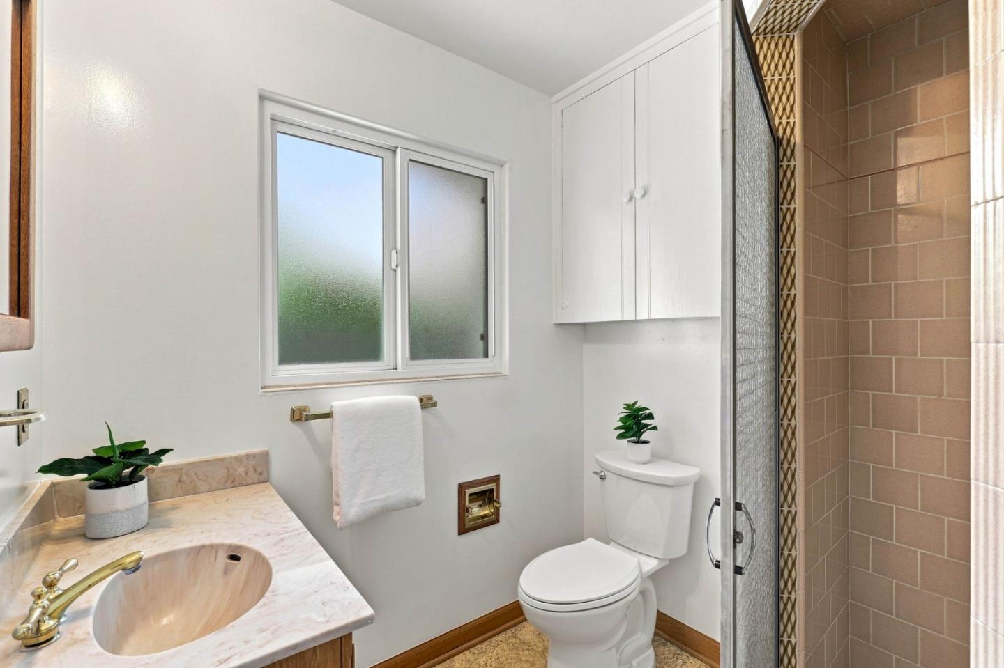 1140 Janis WAY