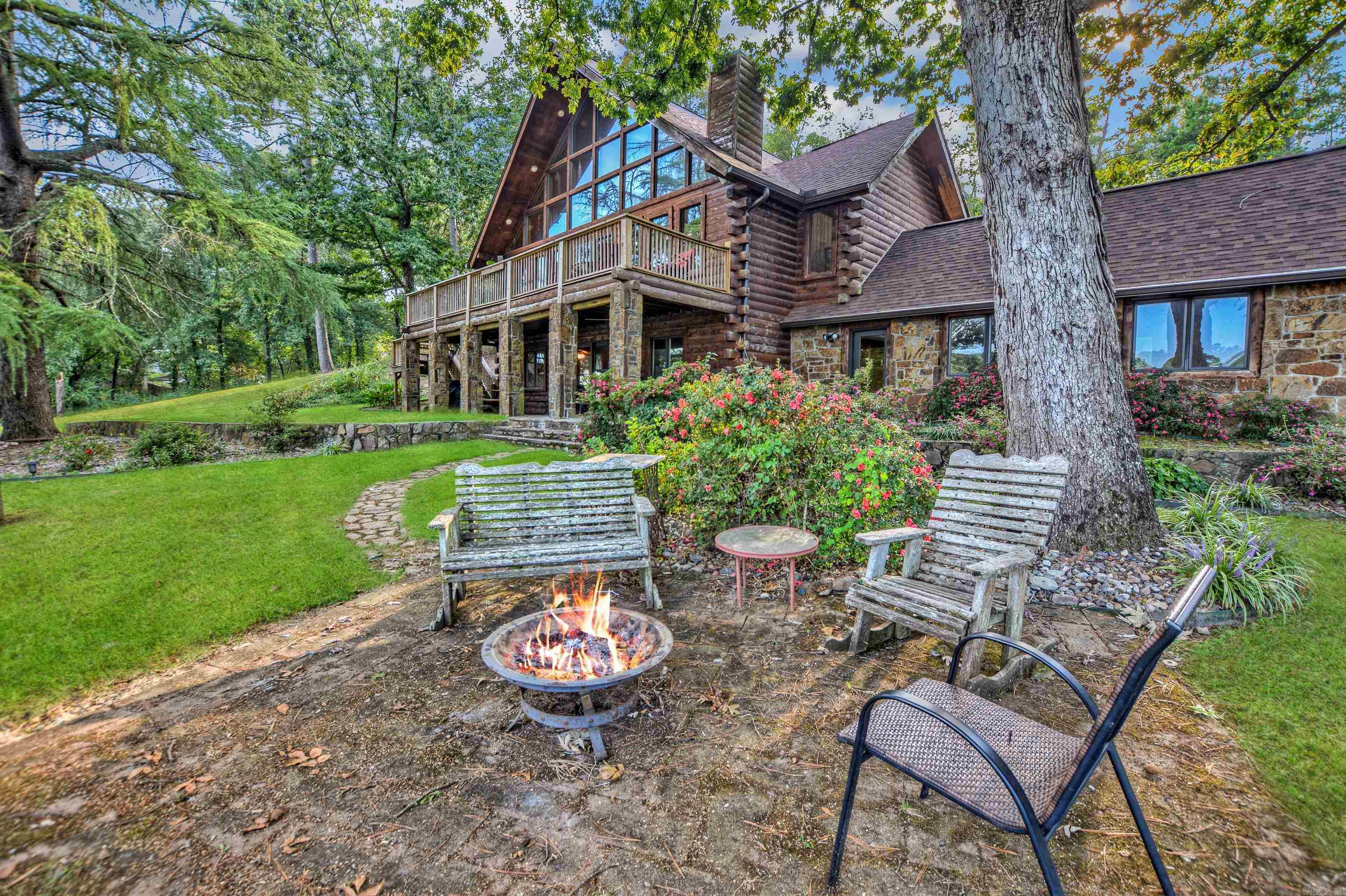 Lake Hamilton Log Cabin Retreat