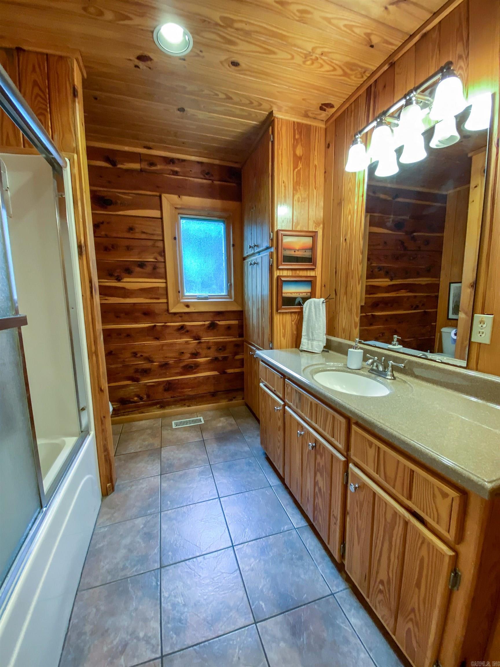 Lake Hamilton Log Cabin Retreat