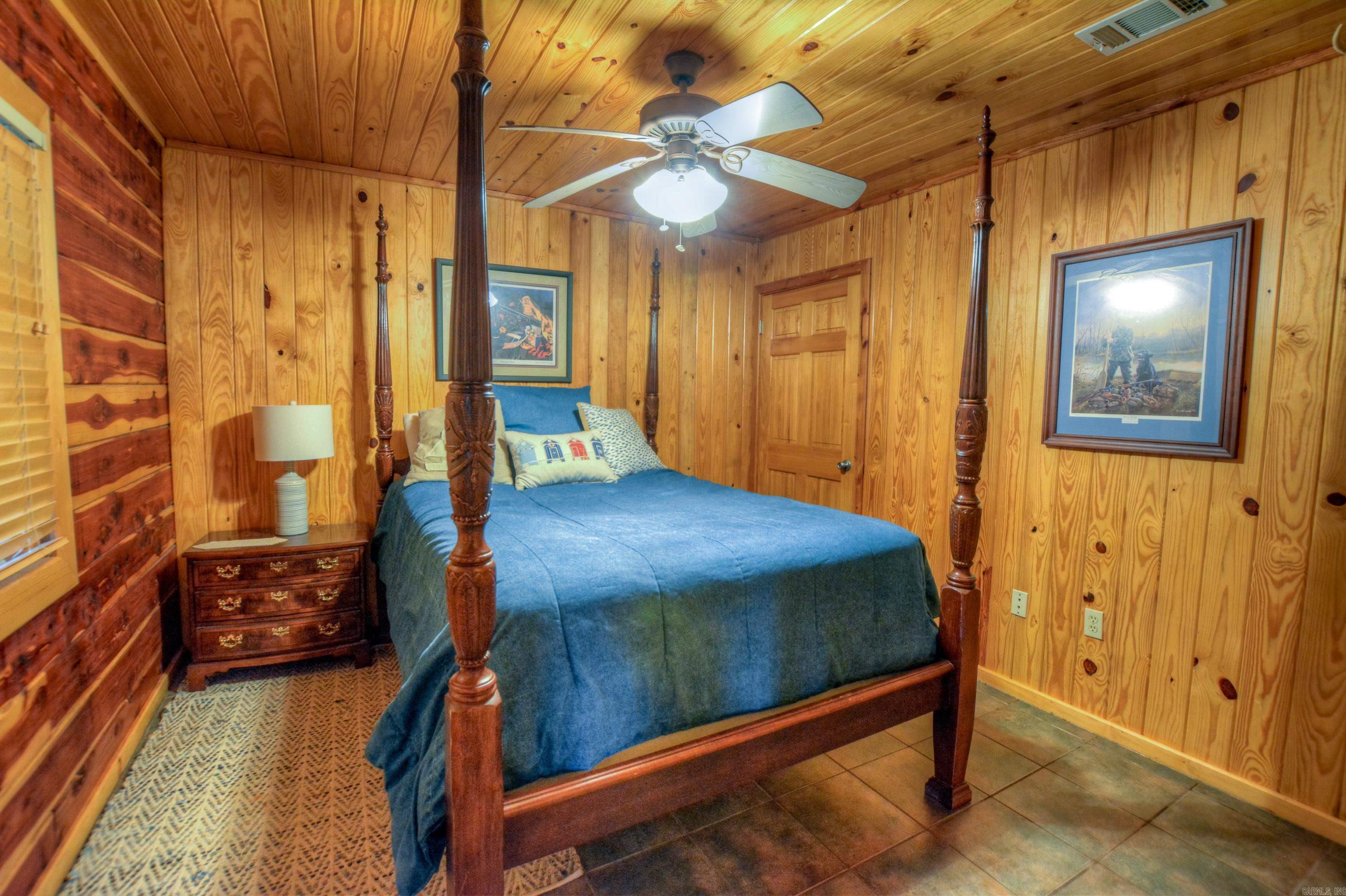 Lake Hamilton Log Cabin Retreat