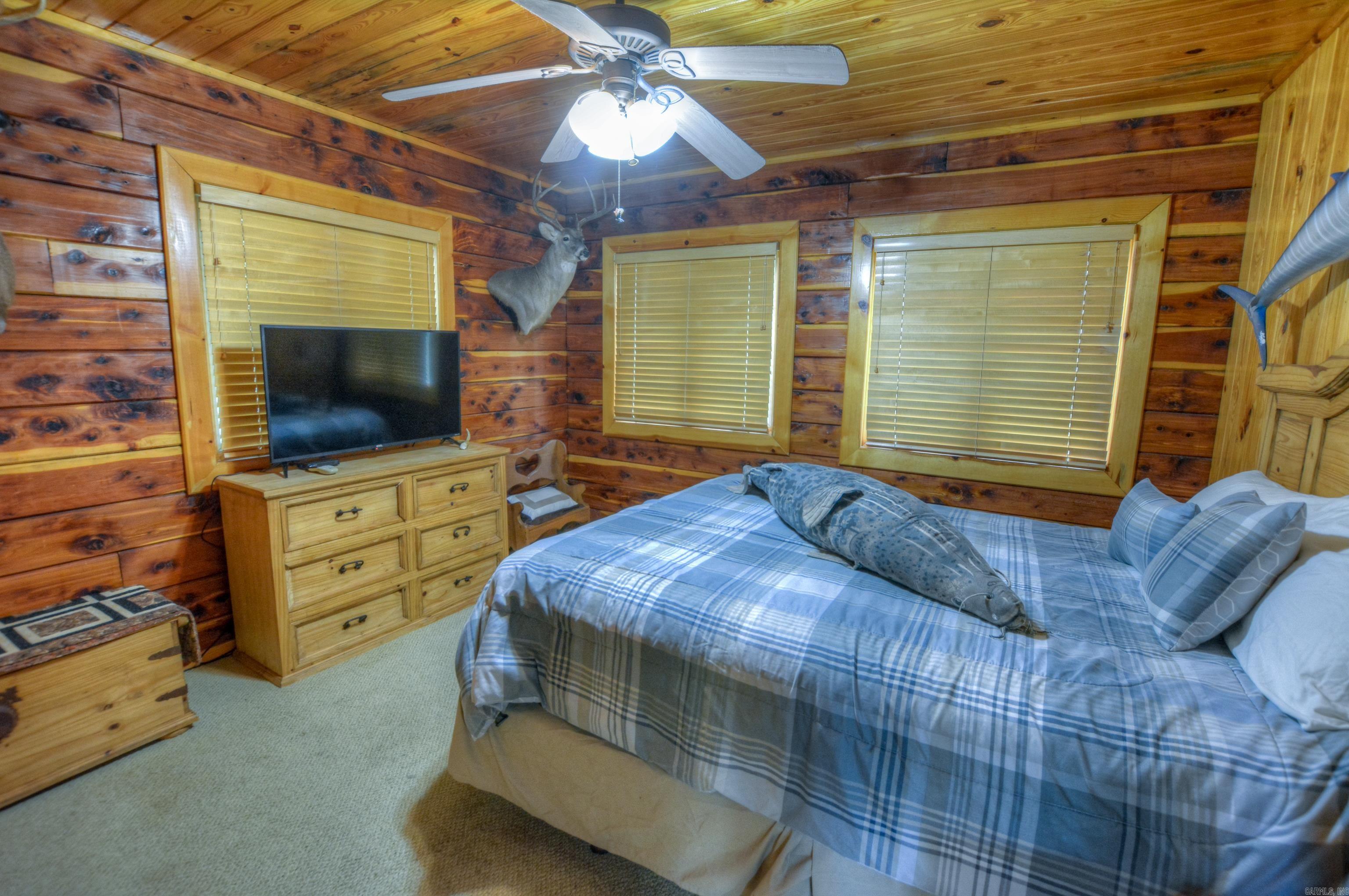 Lake Hamilton Log Cabin Retreat