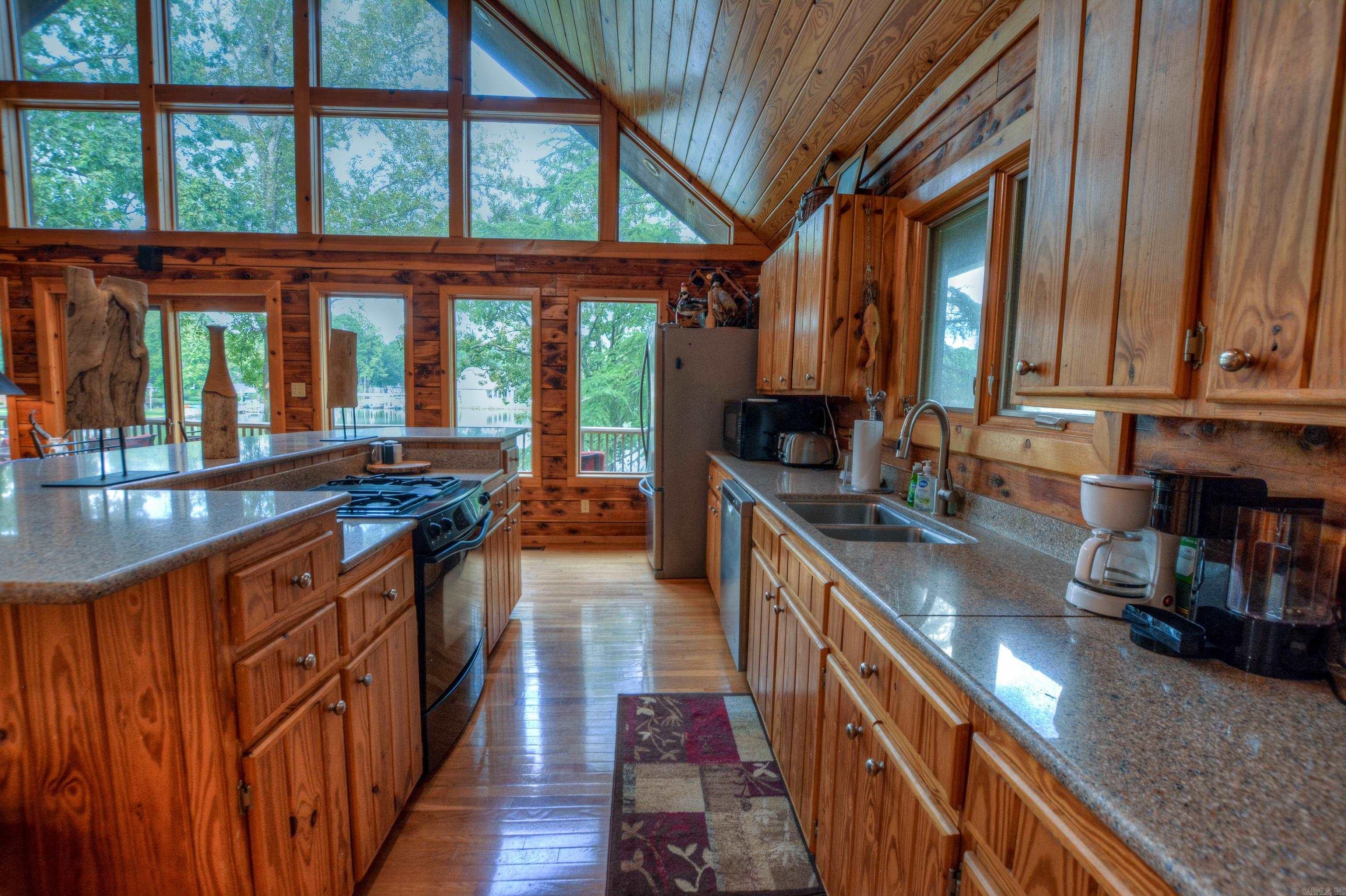 Lake Hamilton Log Cabin Retreat