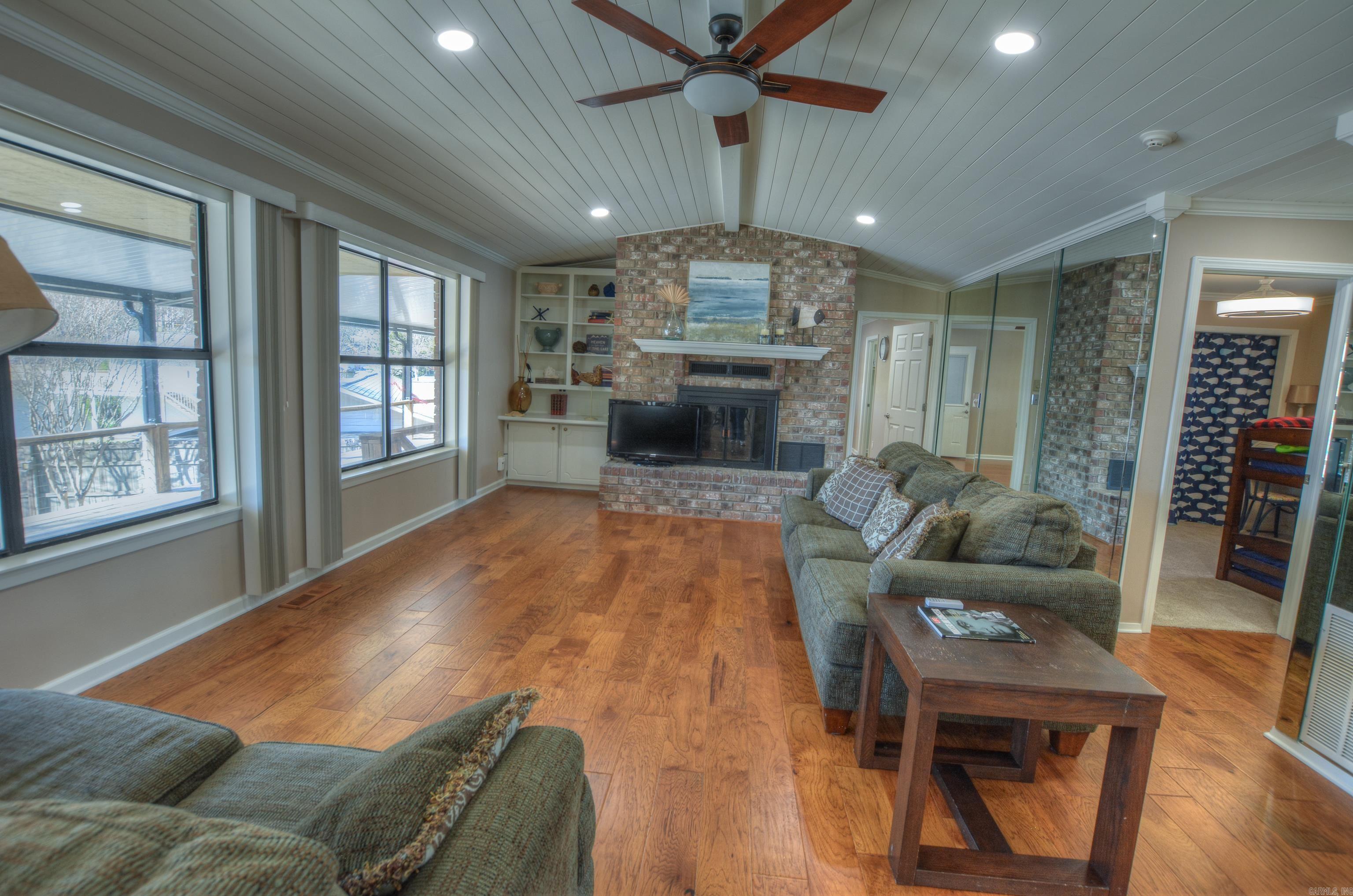 The Ultimate Entertaining Oasis on Lake Hamilton