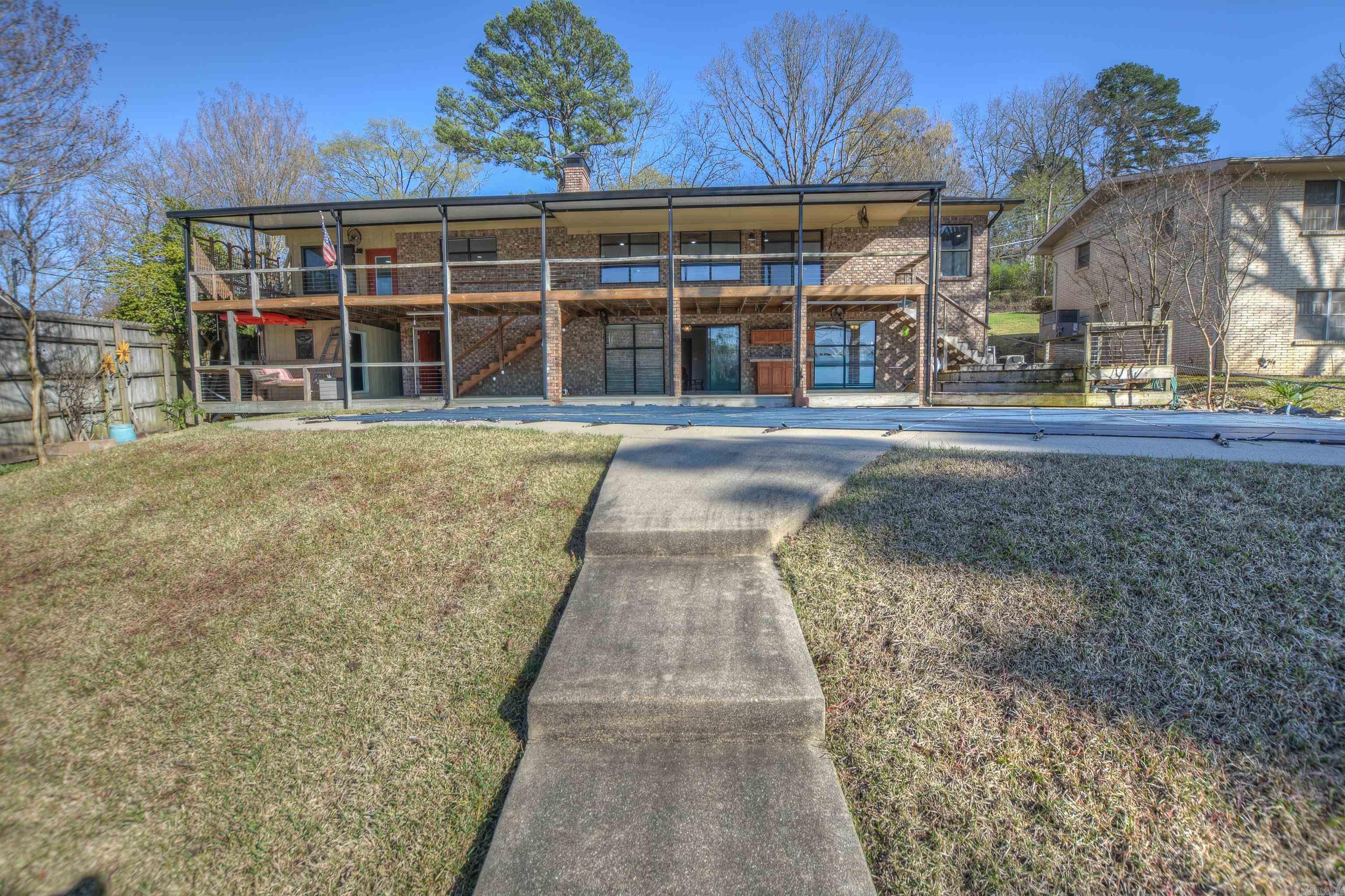 The Ultimate Entertaining Oasis on Lake Hamilton