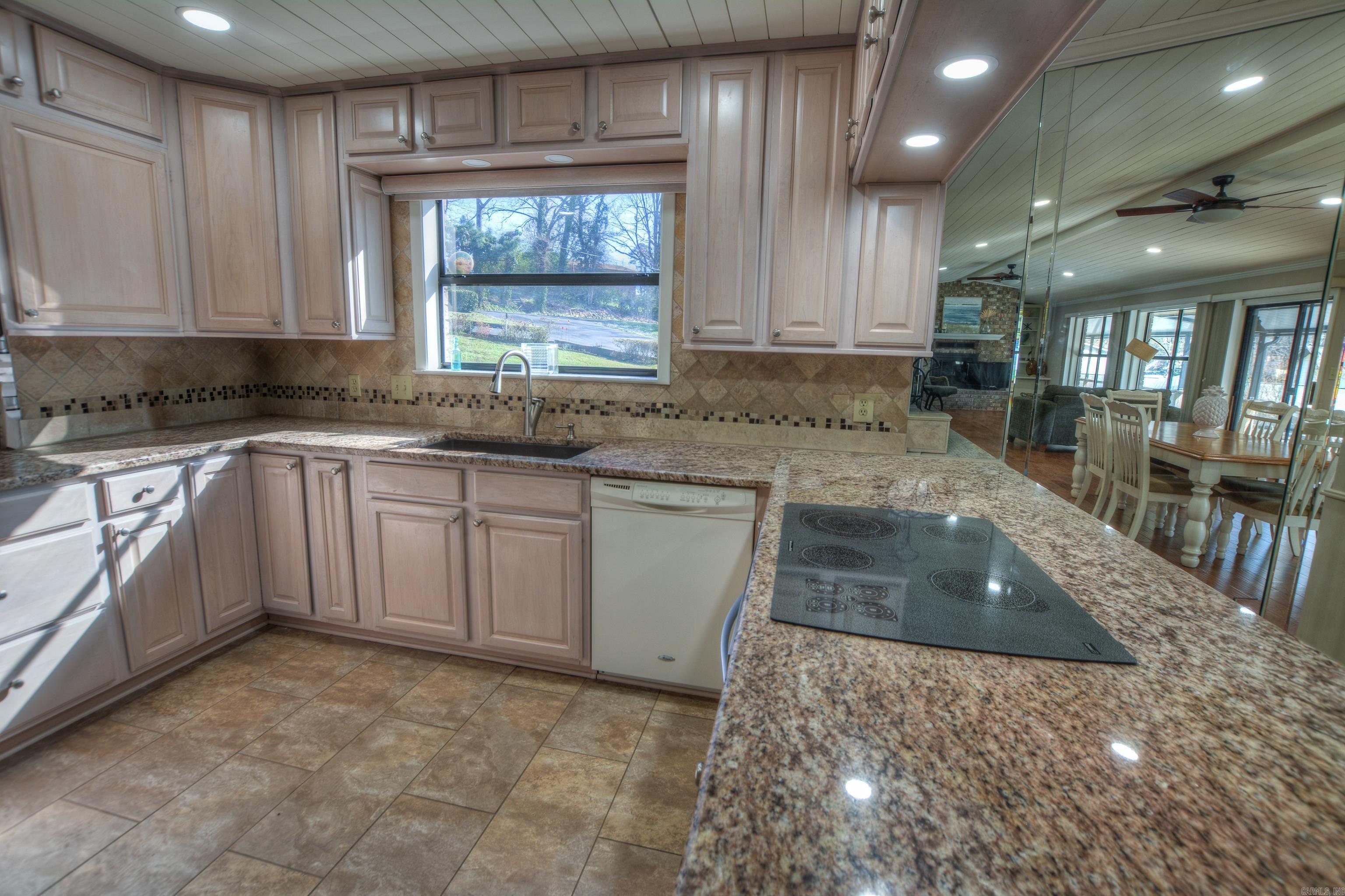 The Ultimate Entertaining Oasis on Lake Hamilton