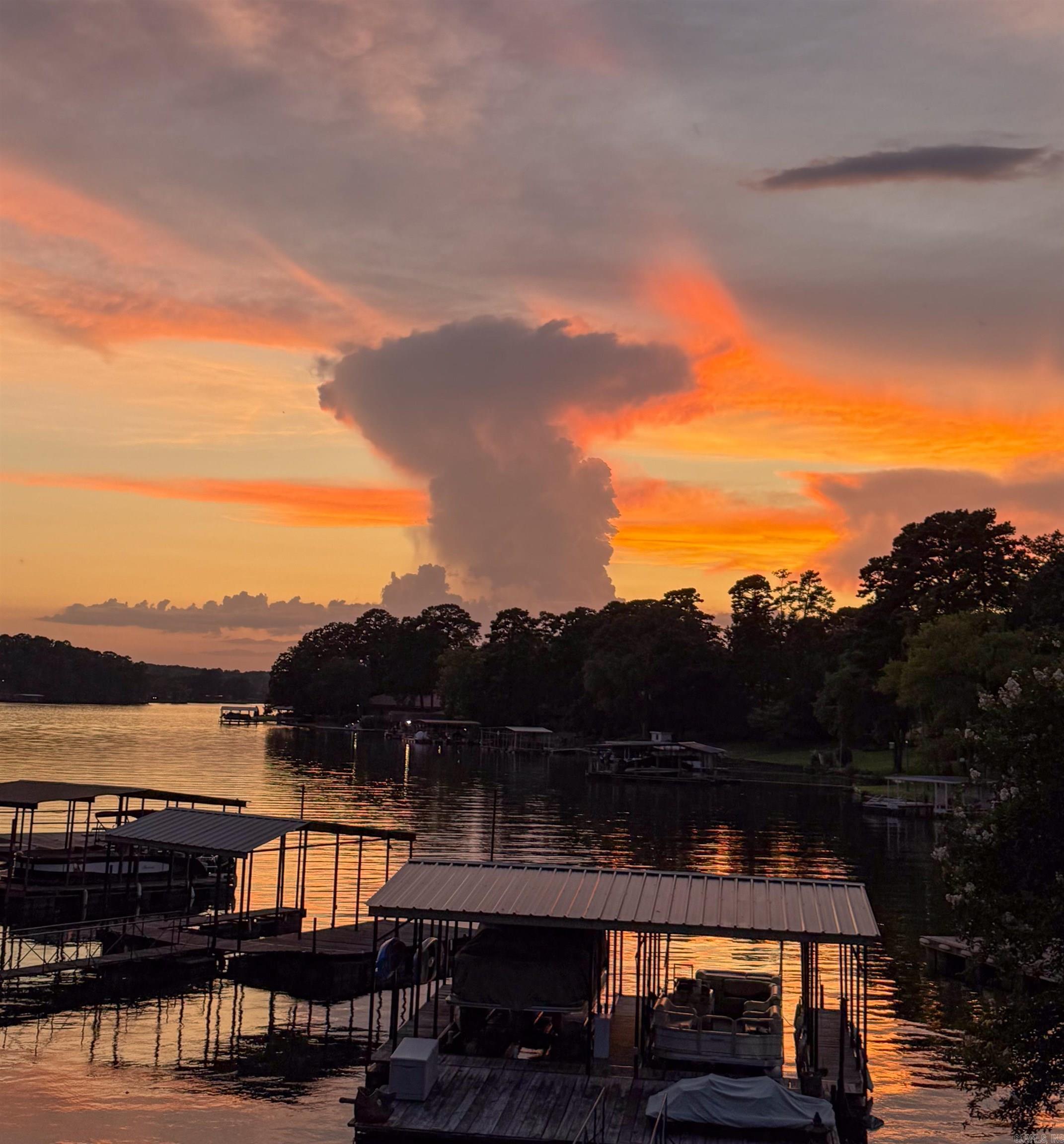 The Ultimate Entertaining Oasis on Lake Hamilton