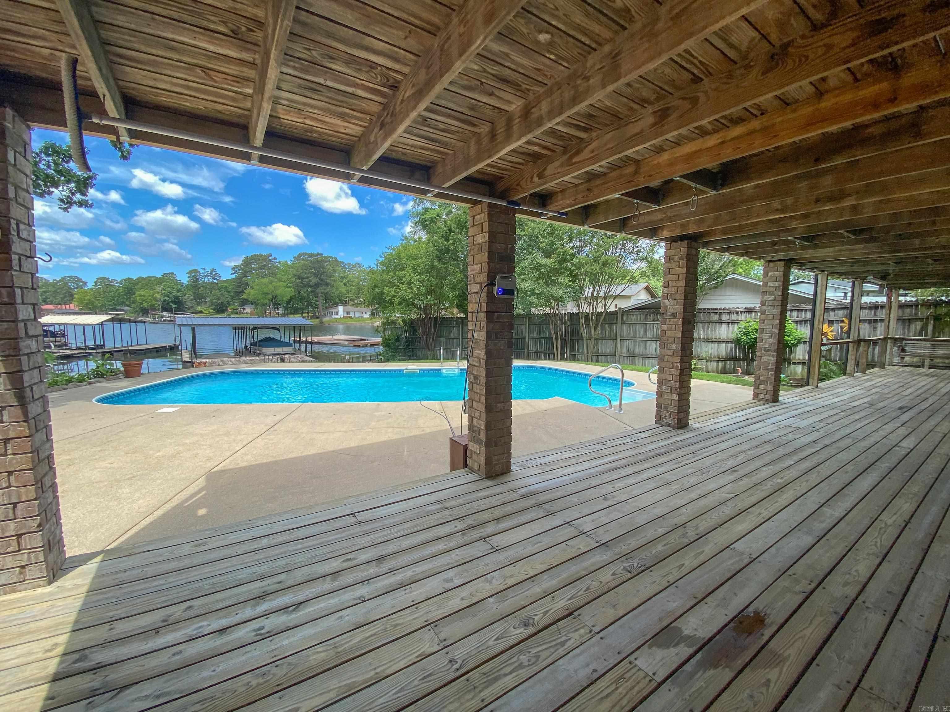 The Ultimate Entertaining Oasis on Lake Hamilton