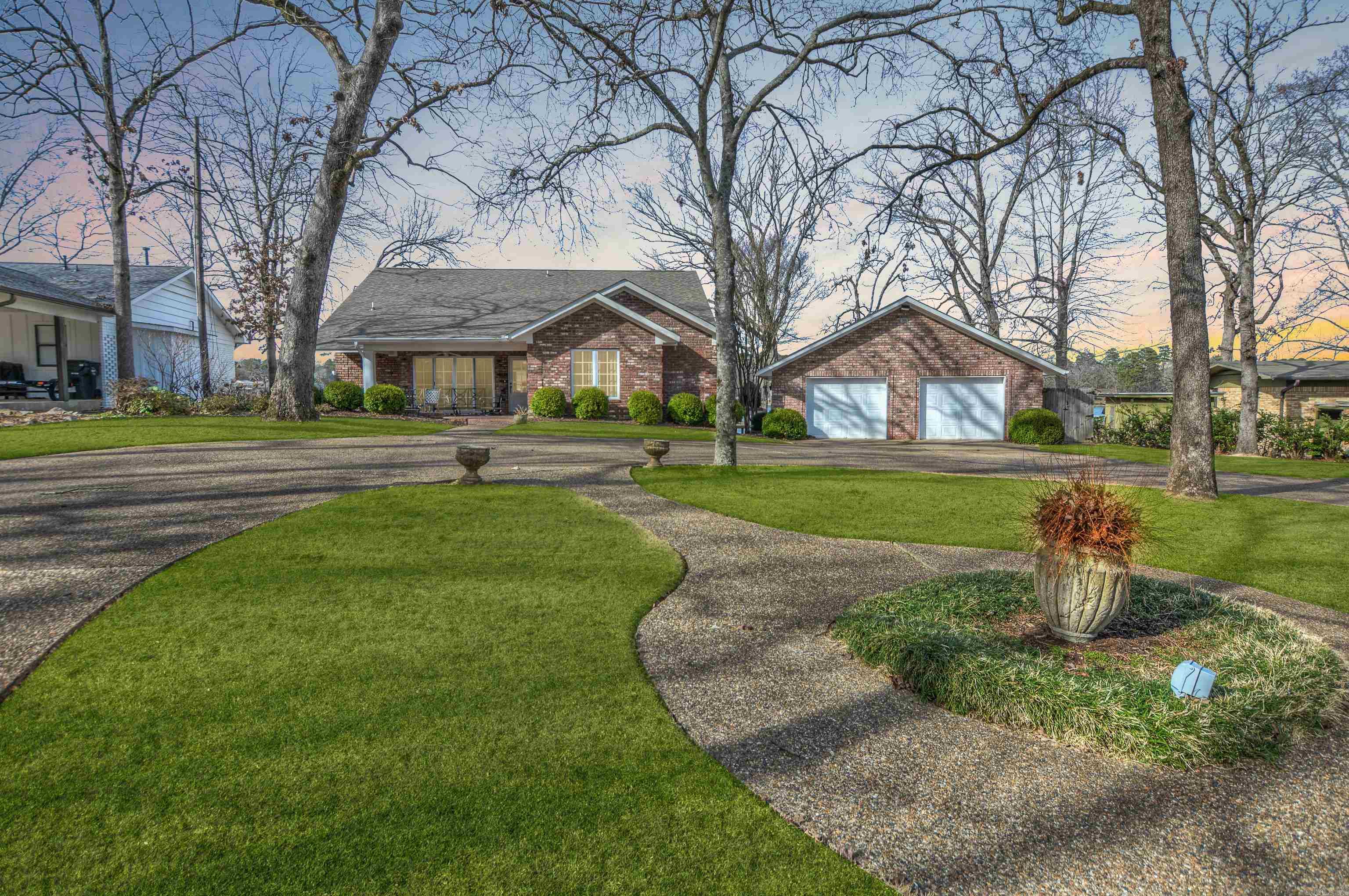 Modern Elegance on Lake Hamilton