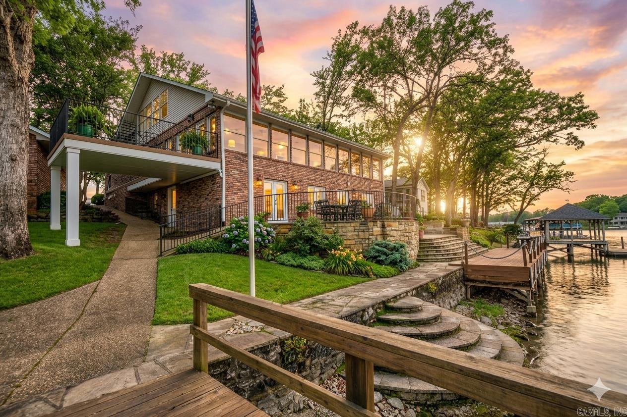 Modern Elegance on Lake Hamilton