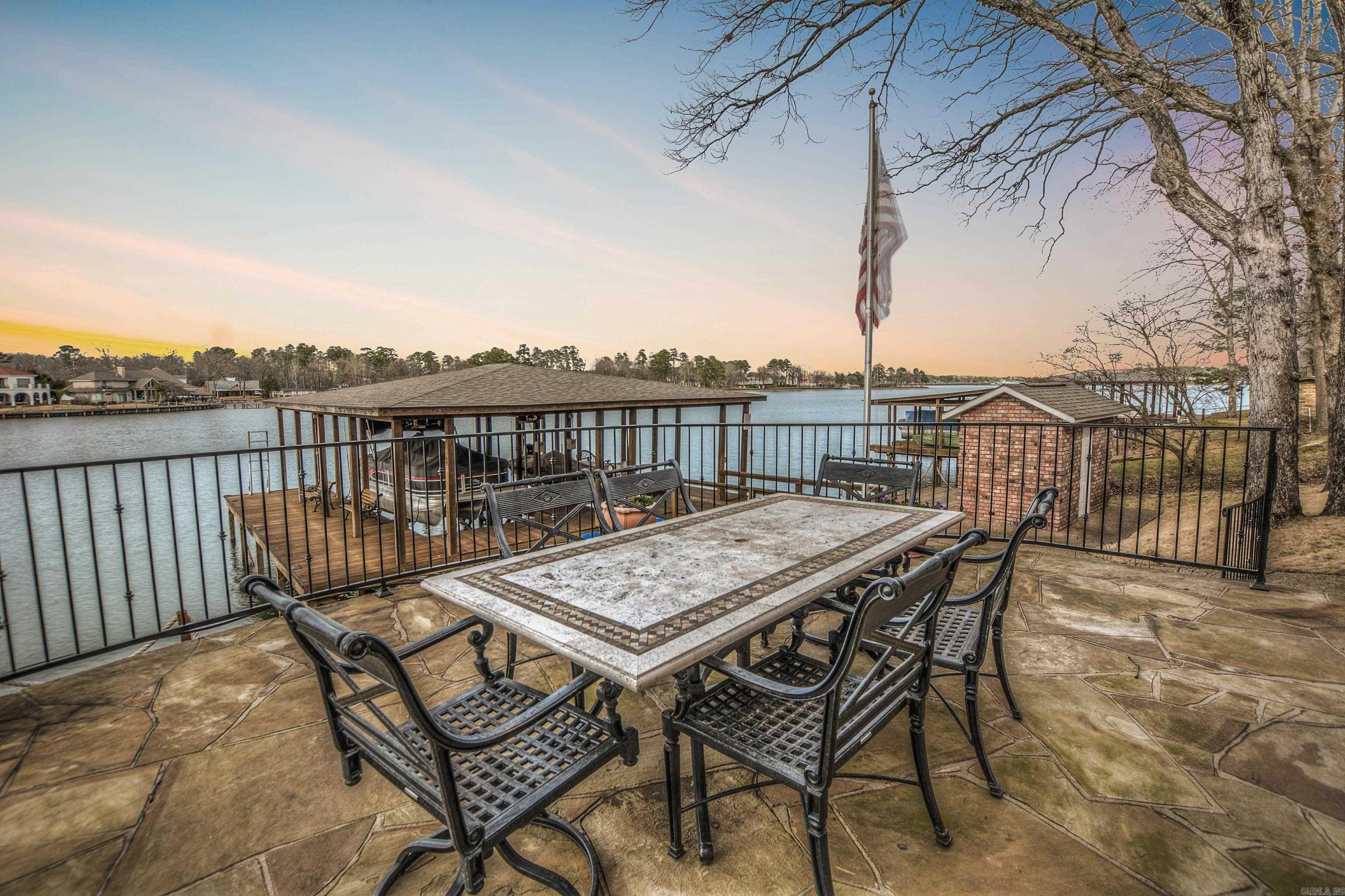Modern Elegance on Lake Hamilton