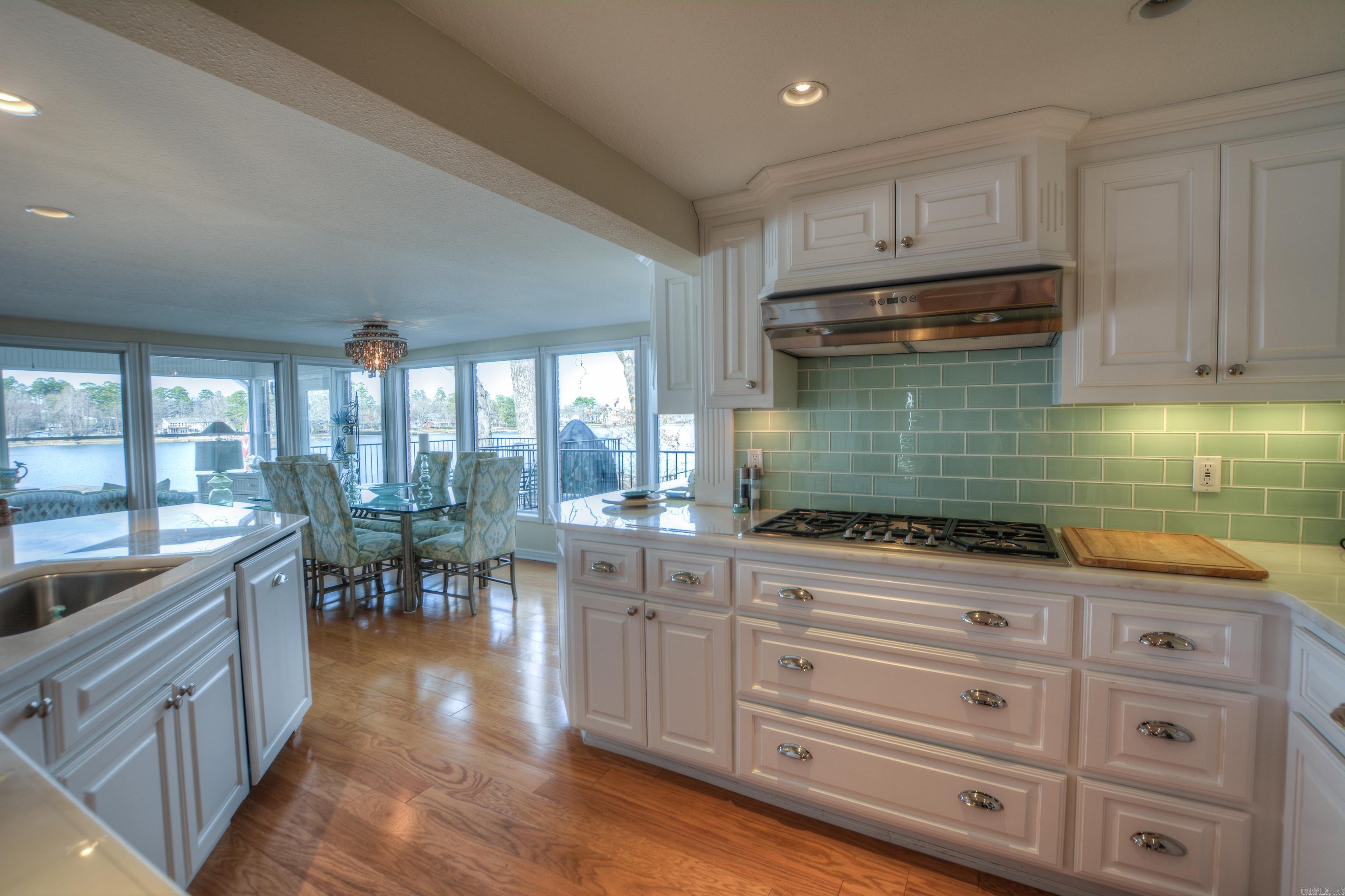 Modern Elegance on Lake Hamilton