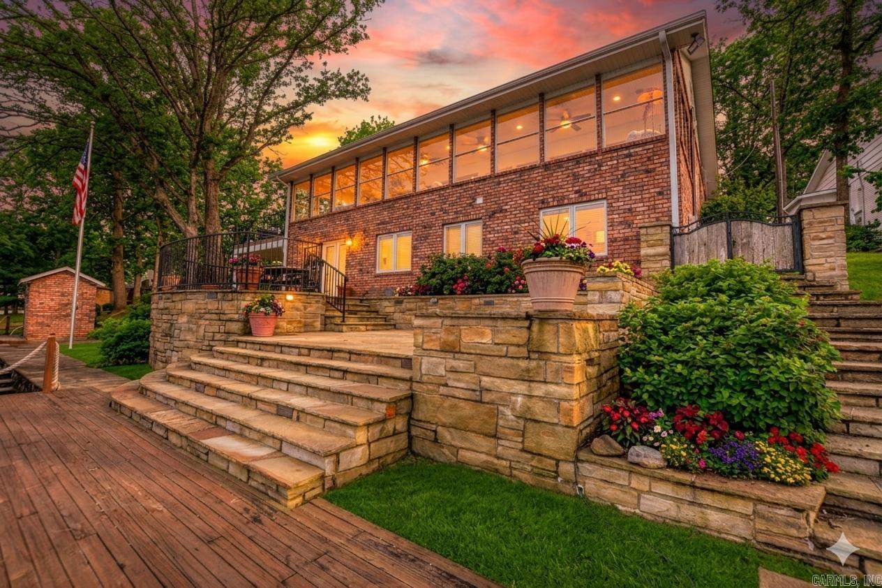 Modern Elegance on Lake Hamilton