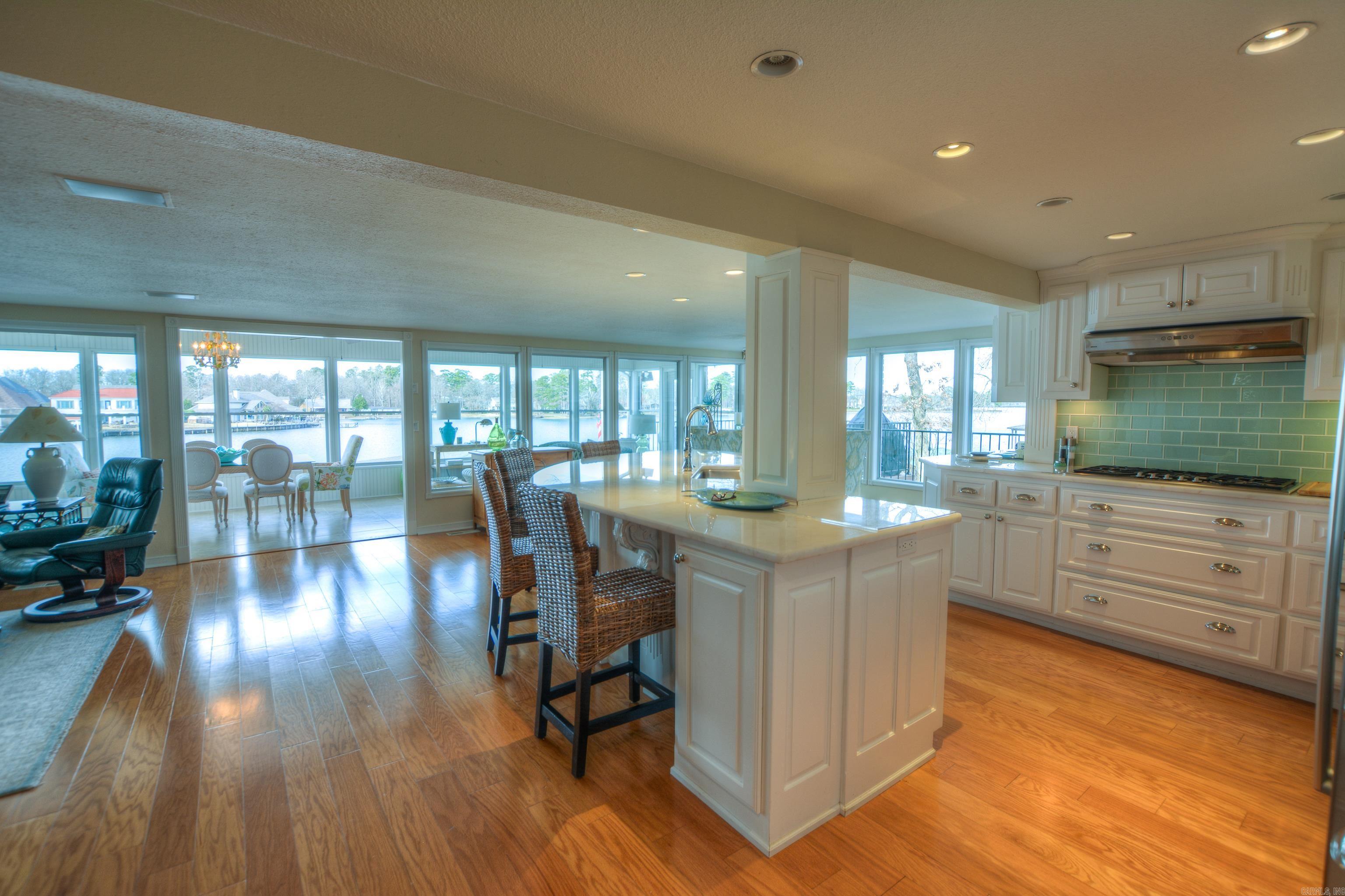 Modern Elegance on Lake Hamilton