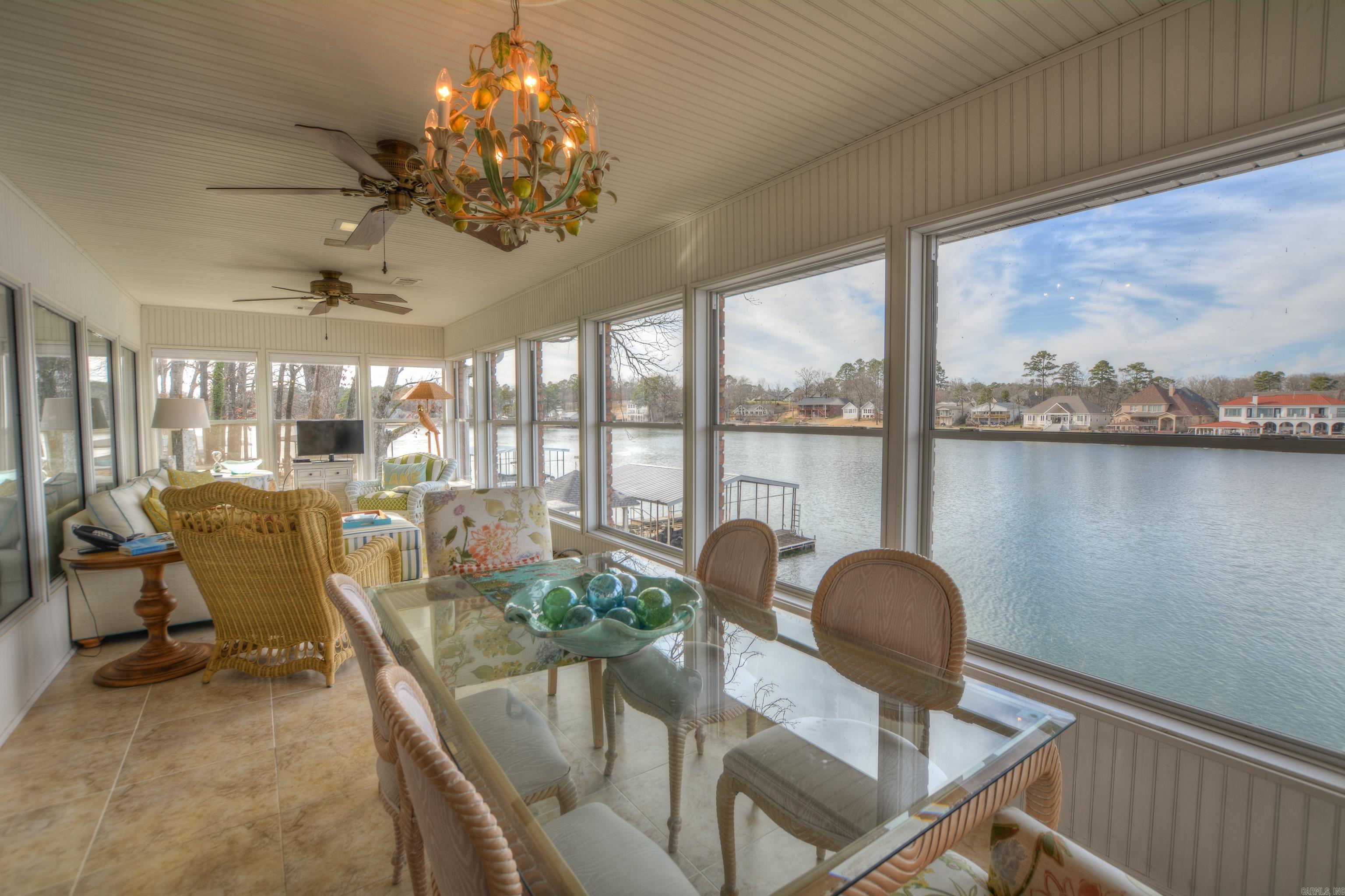 Modern Elegance on Lake Hamilton