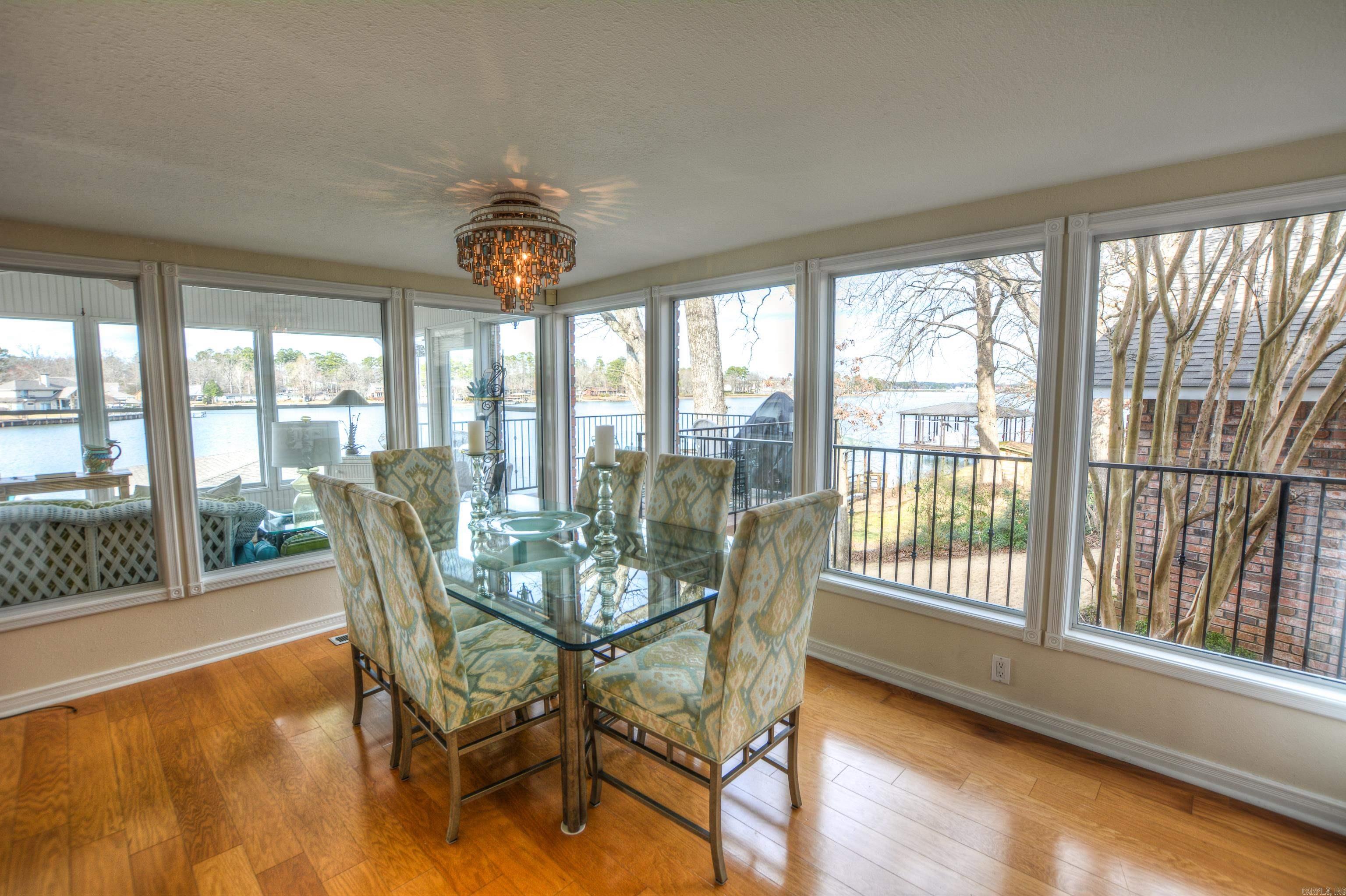 Modern Elegance on Lake Hamilton