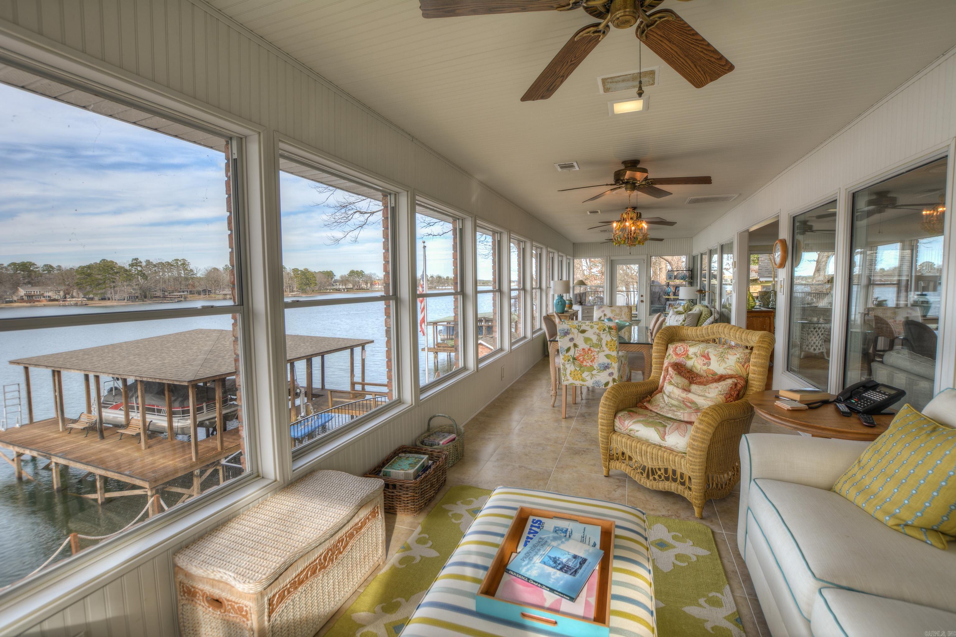 Modern Elegance on Lake Hamilton