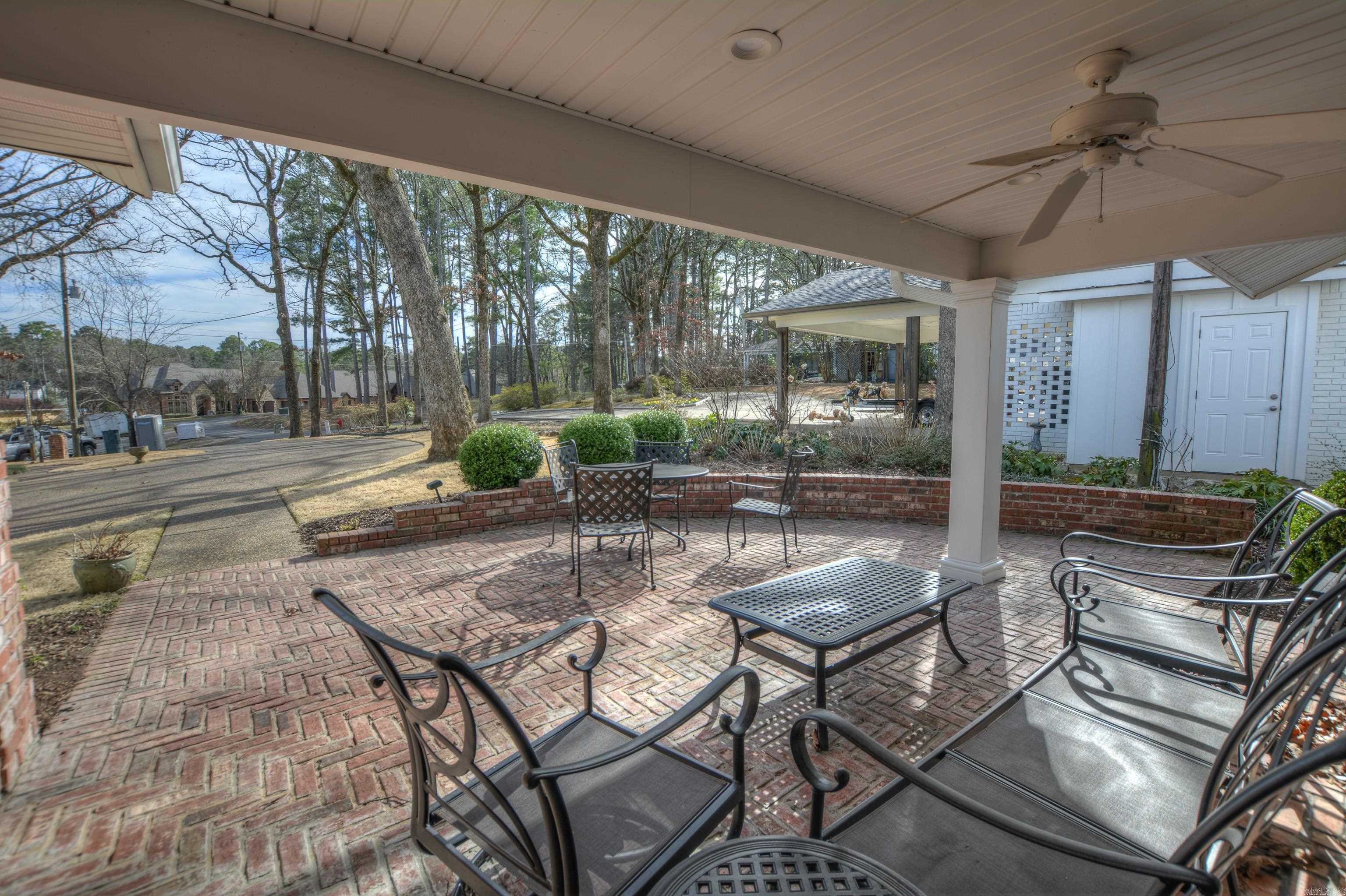 Modern Elegance on Lake Hamilton