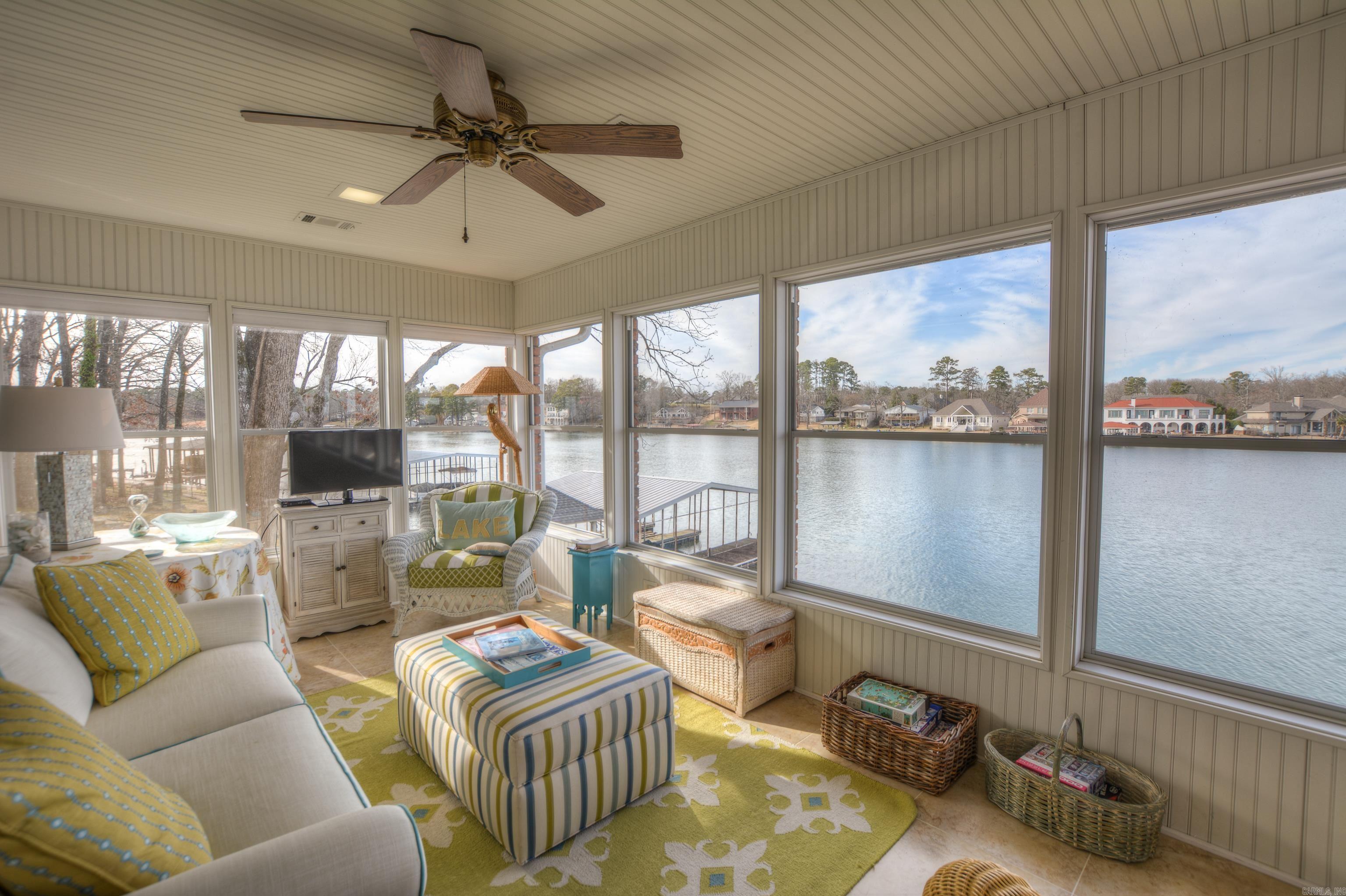 Modern Elegance on Lake Hamilton