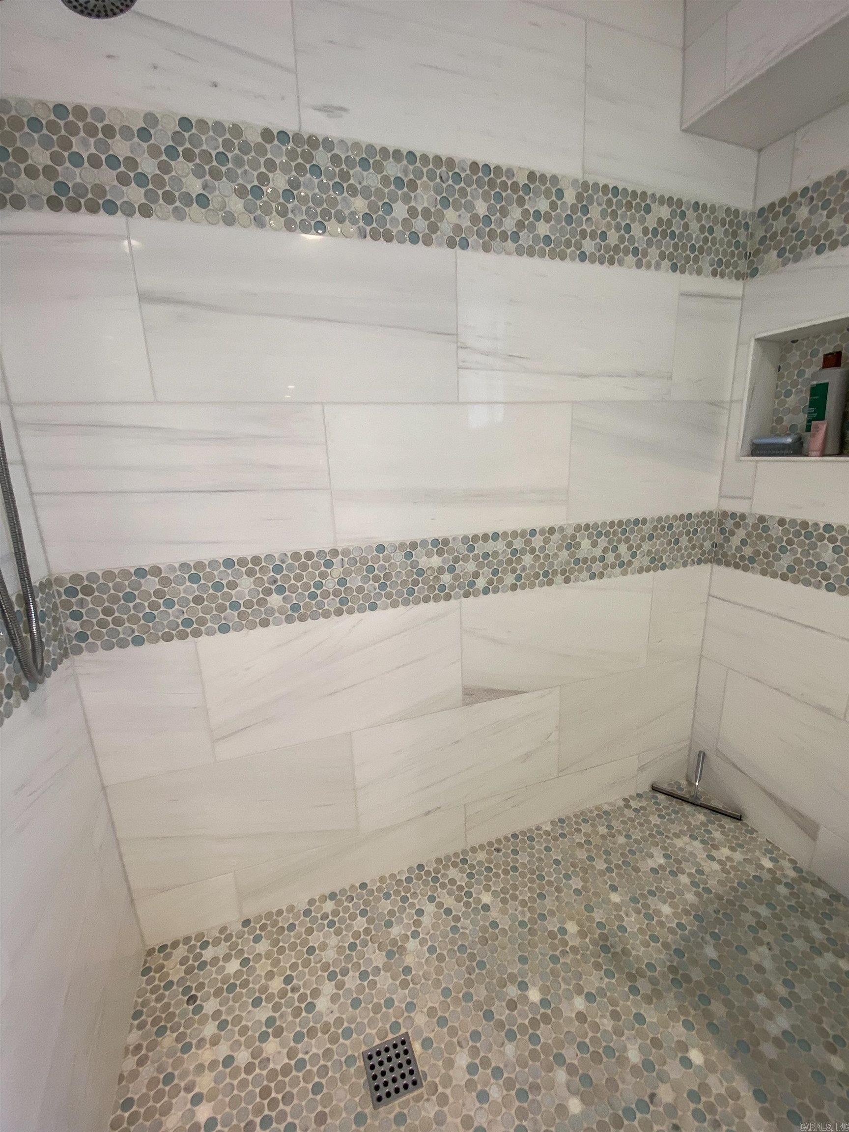 Modern Elegance on Lake Hamilton