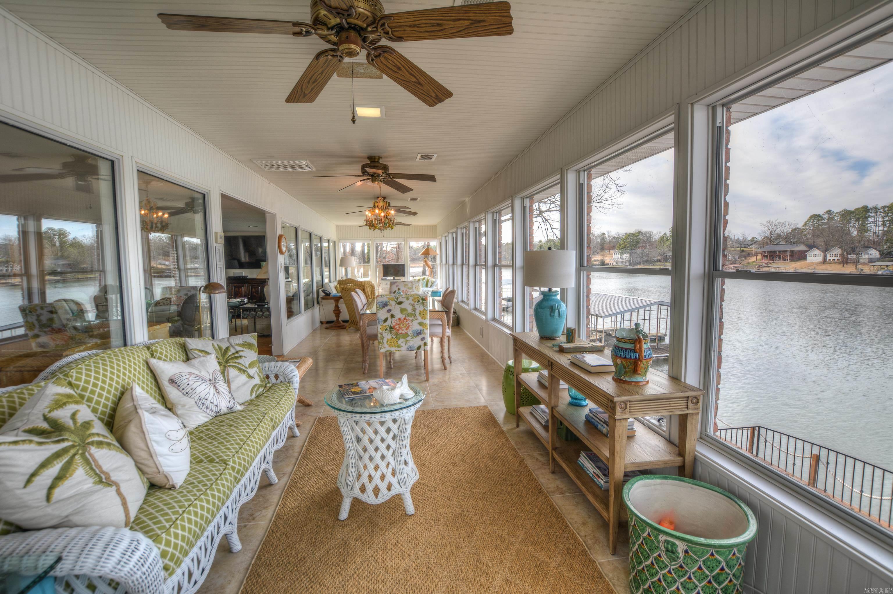 Modern Elegance on Lake Hamilton