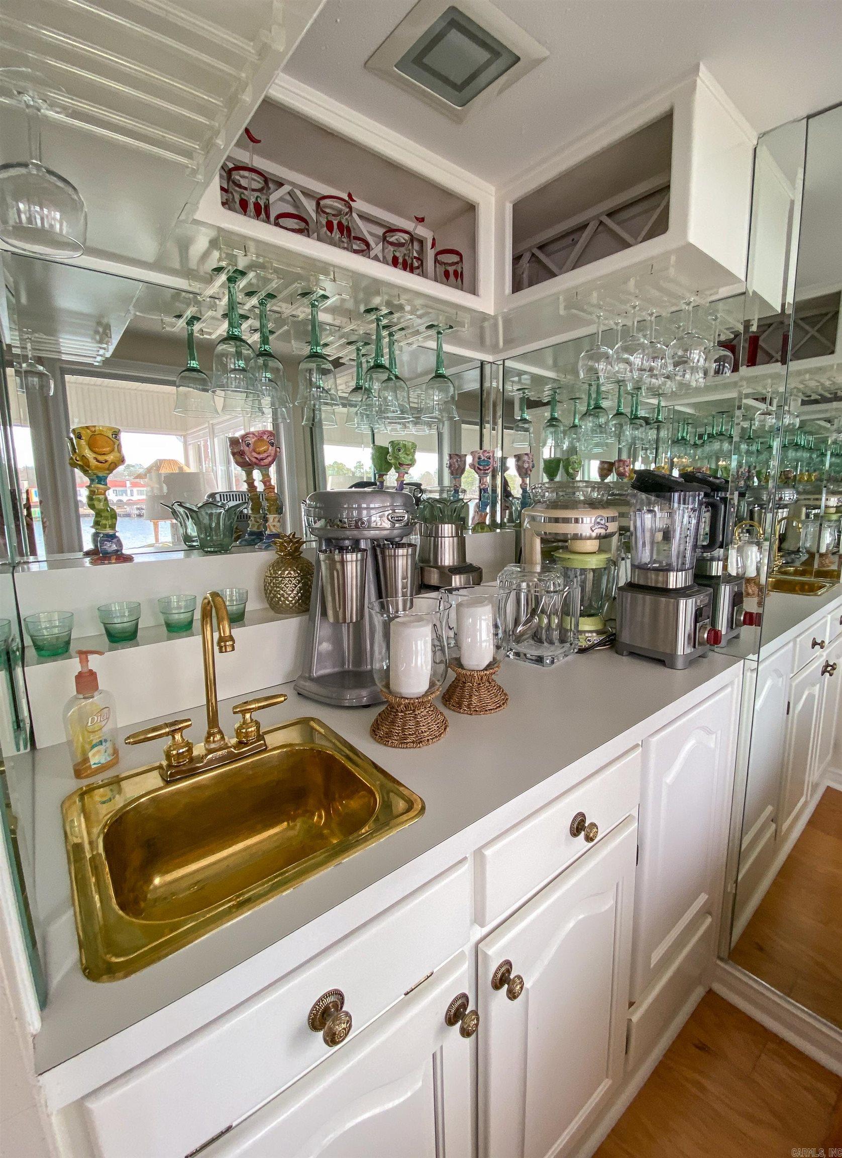 Modern Elegance on Lake Hamilton