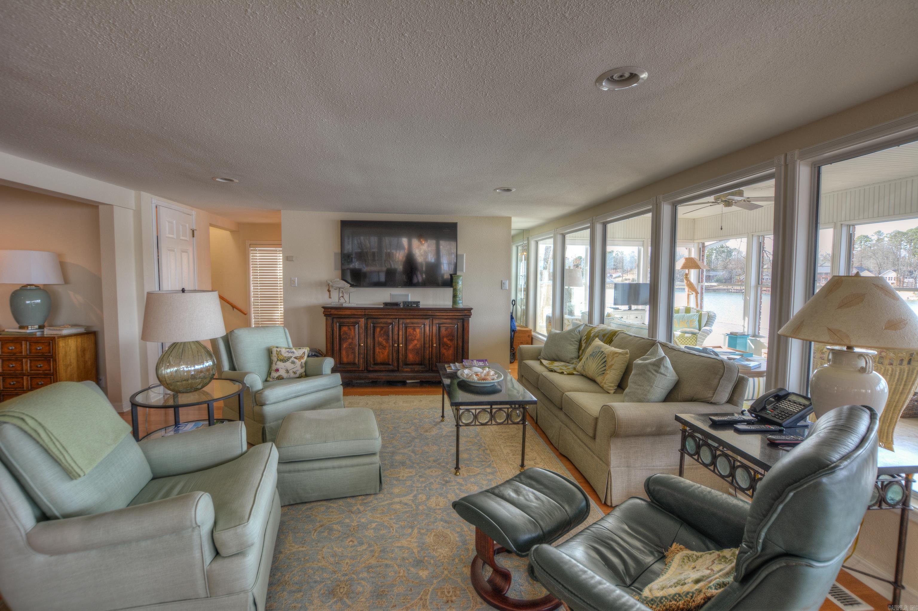 Modern Elegance on Lake Hamilton